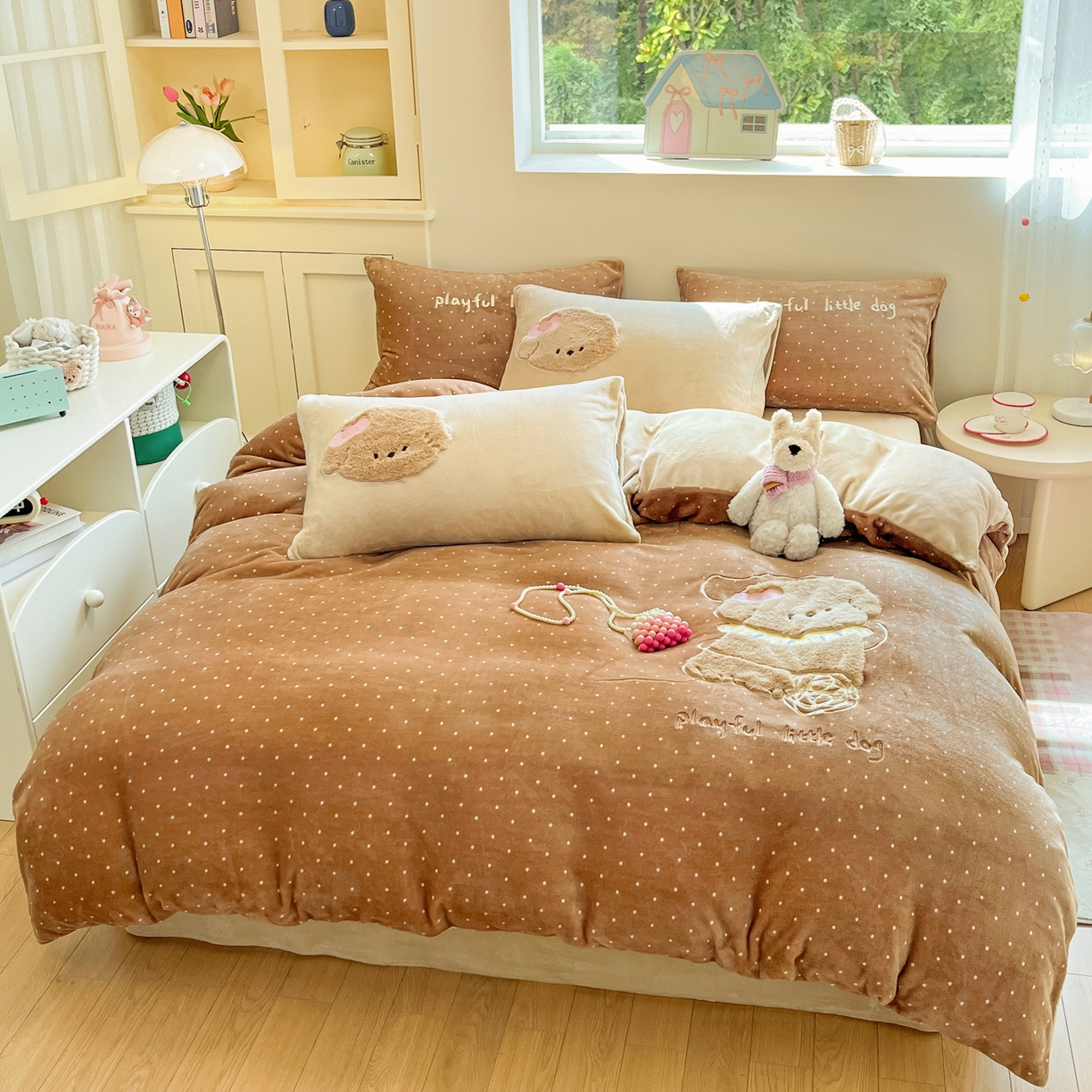 91家纺网 家纺一手货源 找家纺 如一 2025新款高克重卡通贴布绣牛奶绒四件套 线团狗