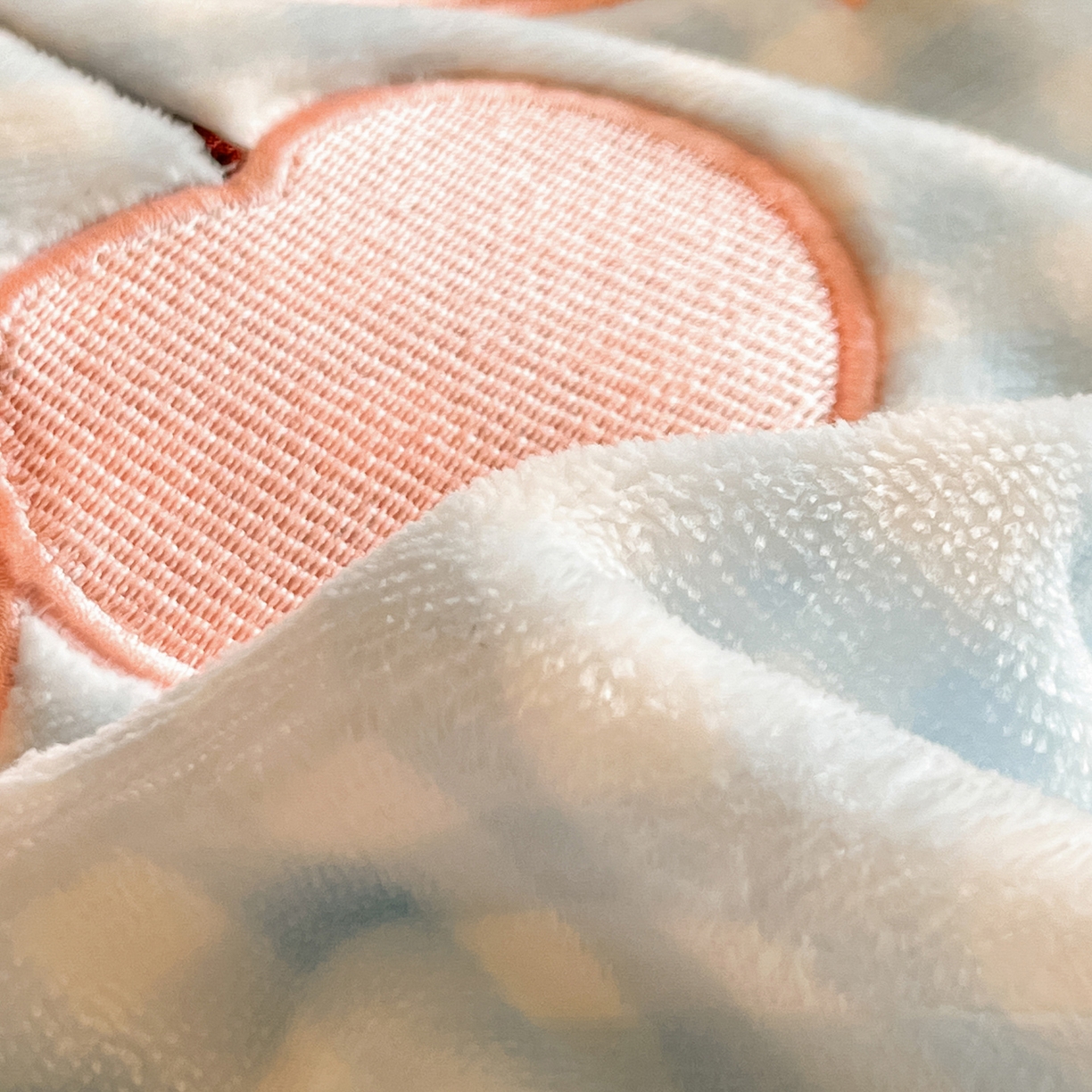 91家纺网 家纺一手货源 找家纺 如一 2025新款高克重卡通贴布绣牛奶绒四件套 爱心猫