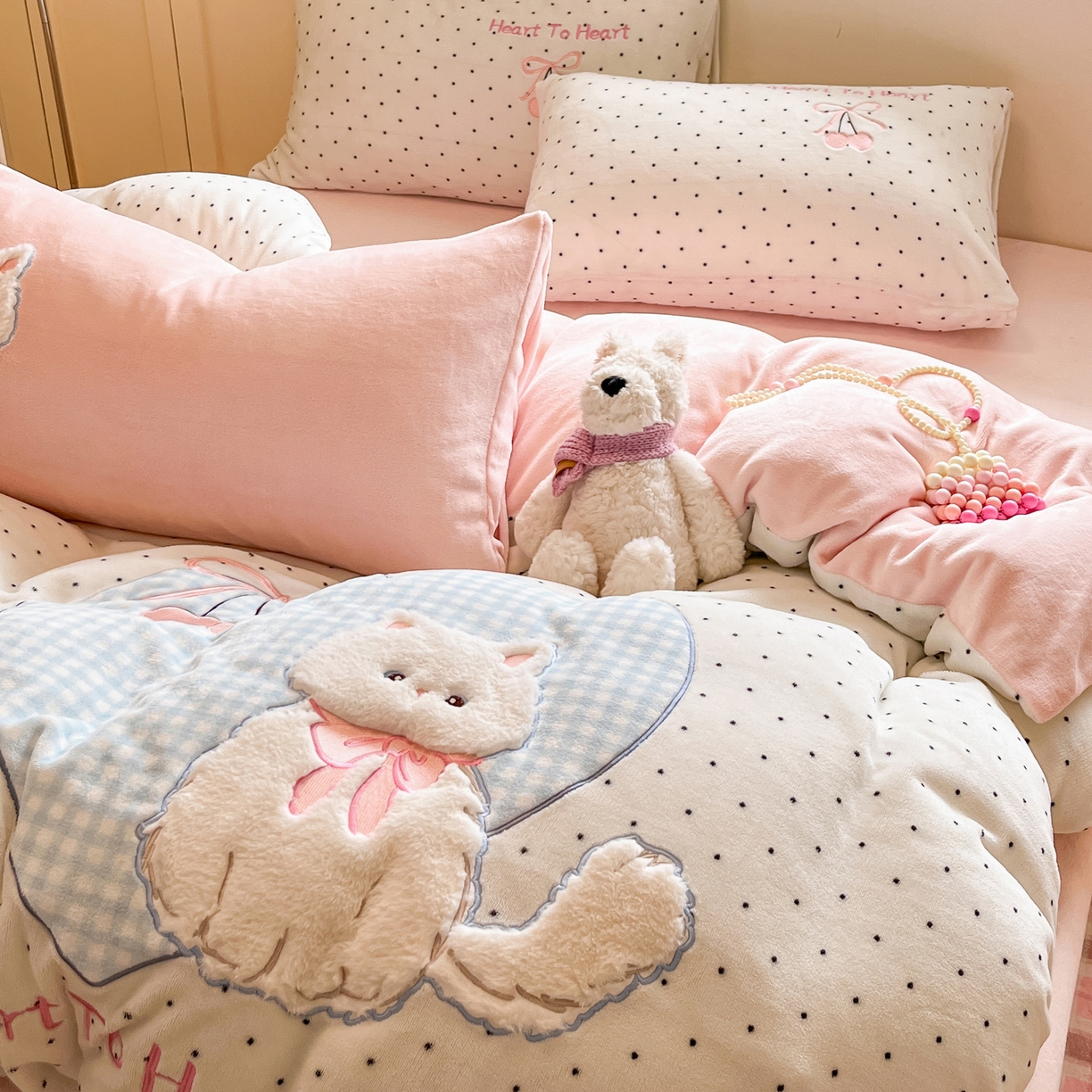 91家纺网 家纺一手货源 找家纺 如一 2025新款高克重卡通贴布绣牛奶绒四件套 爱心猫