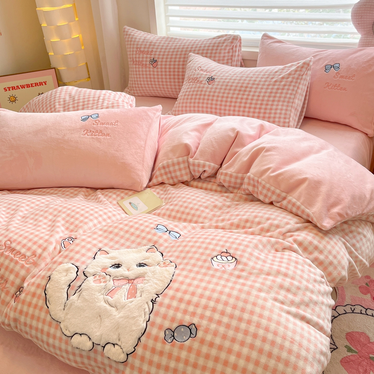 91家纺网 家纺一手货源 找家纺 如一 2025新款高克重卡通贴布绣牛奶绒四件套 粉格猫