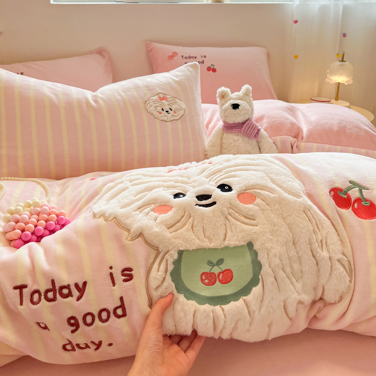 91家纺网 家纺一手货源 找家纺 如一 2025新款高克重卡通贴布绣牛奶绒四件套 狮毛狗