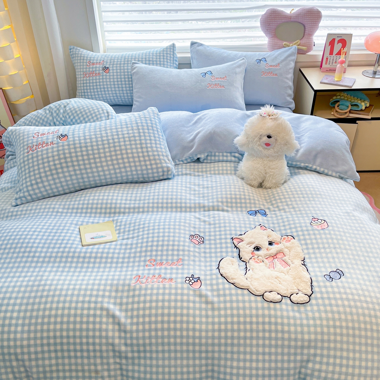 91家纺网 家纺一手货源 找家纺 如一 2025新款高克重卡通贴布绣牛奶绒四件套 蓝格猫