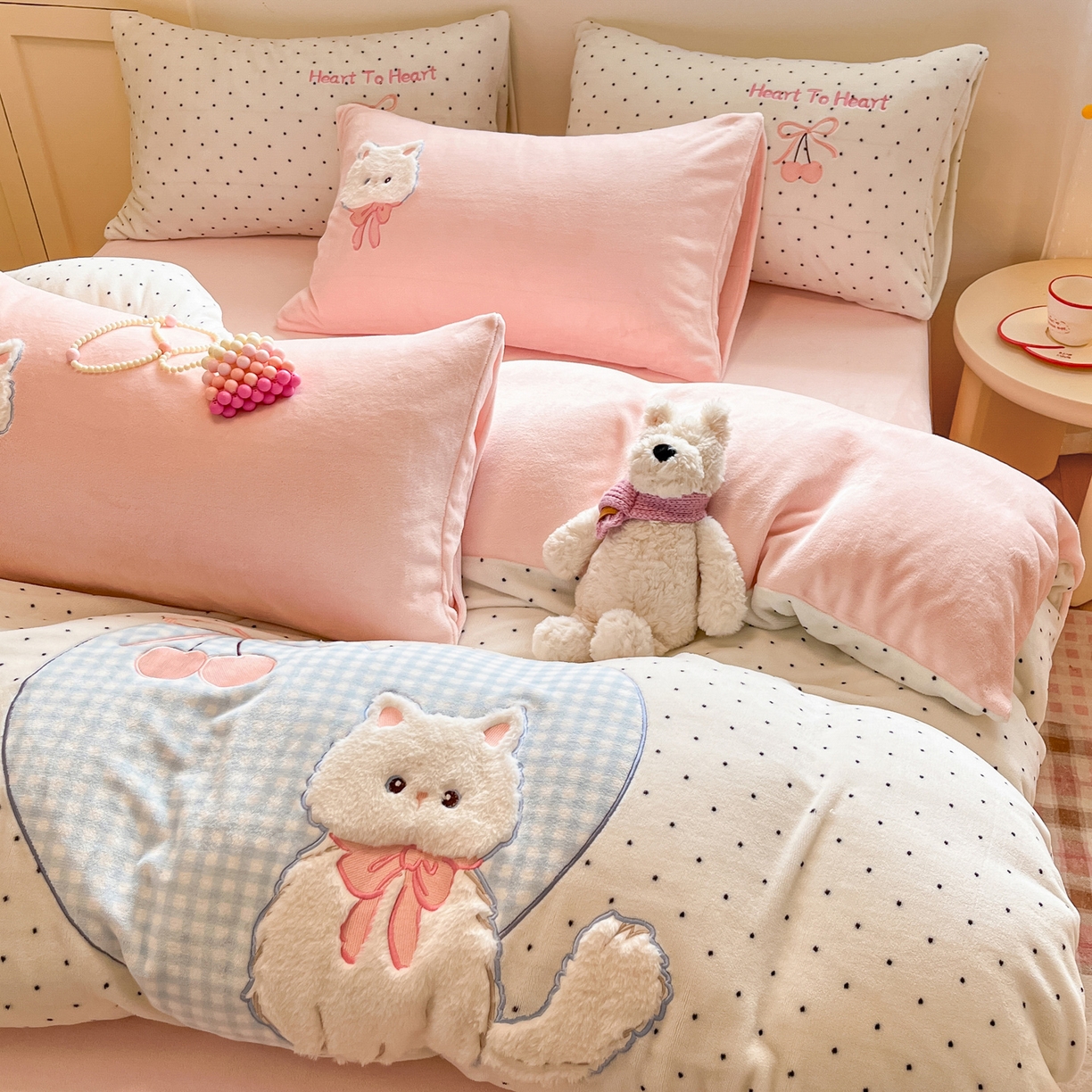 91家纺网 家纺一手货源 找家纺 如一 2025新款高克重卡通贴布绣牛奶绒四件套 爱心猫