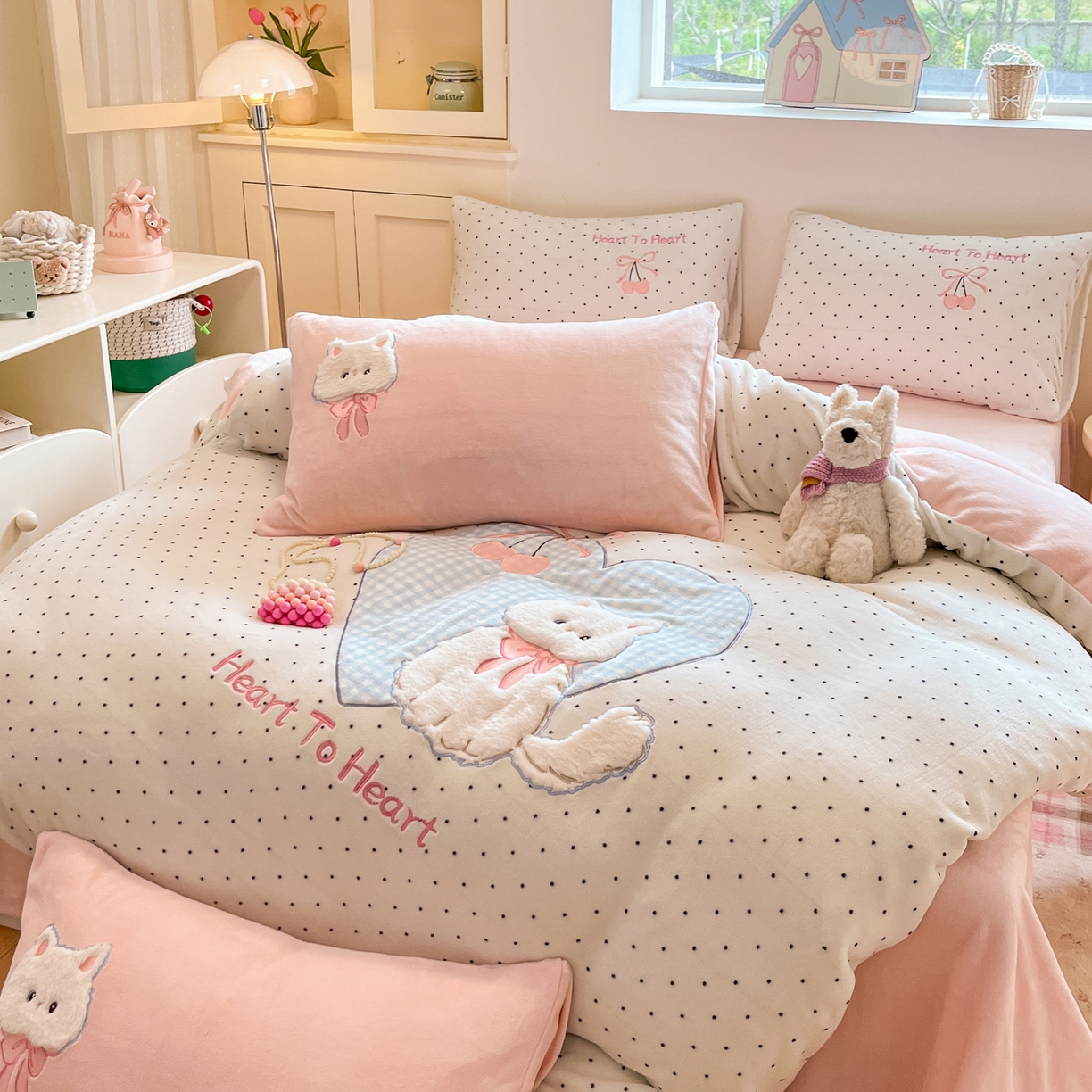 91家纺网 家纺一手货源 找家纺 如一 2025新款高克重卡通贴布绣牛奶绒四件套 爱心猫