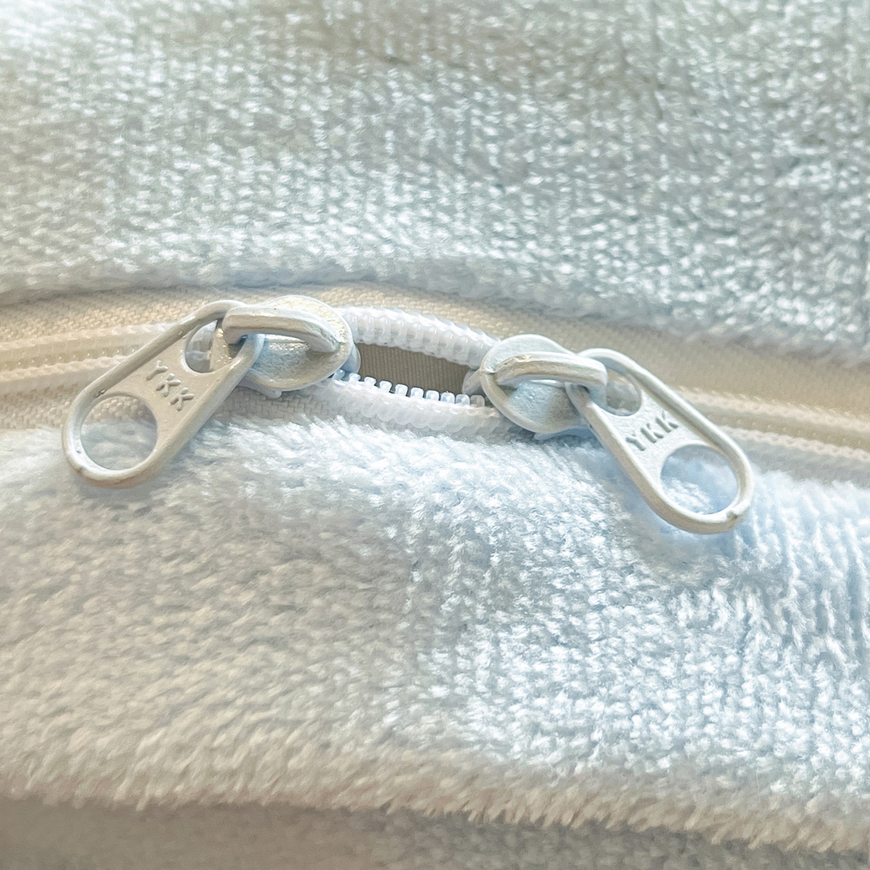 91家纺网 家纺一手货源 找家纺 如一 2025新款高克重卡通贴布绣牛奶绒四件套 雪纳瑞