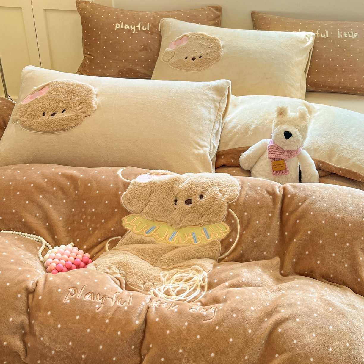 91家纺网 家纺一手货源 找家纺 如一 2025新款高克重卡通贴布绣牛奶绒四件套 线团狗