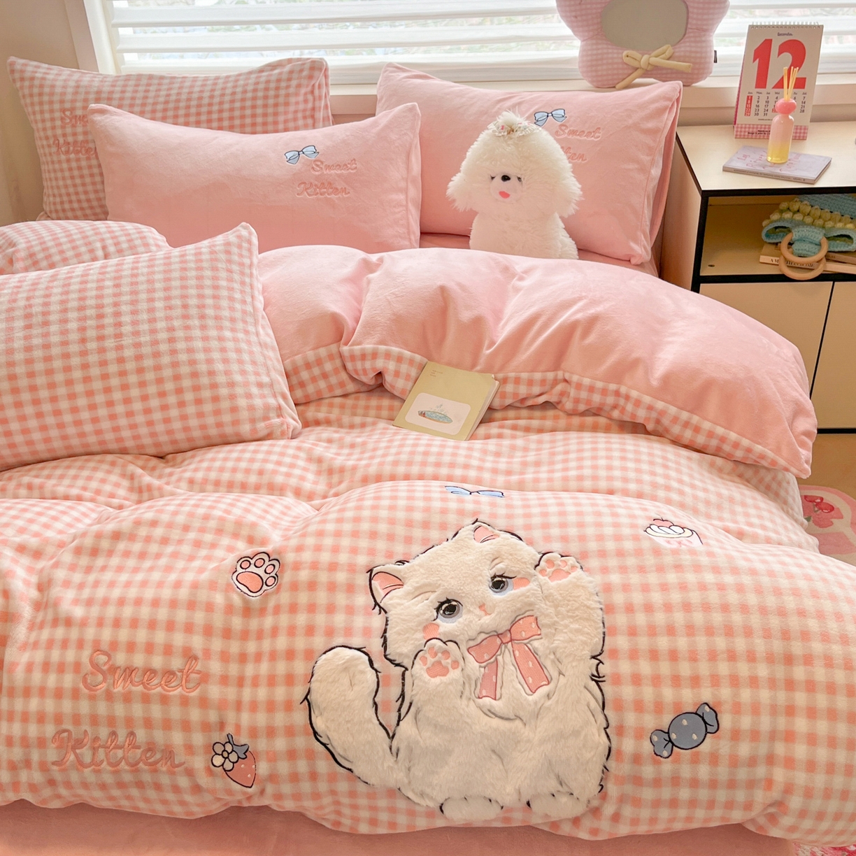 91家纺网 家纺一手货源 找家纺 如一 2025新款高克重卡通贴布绣牛奶绒四件套 粉格猫