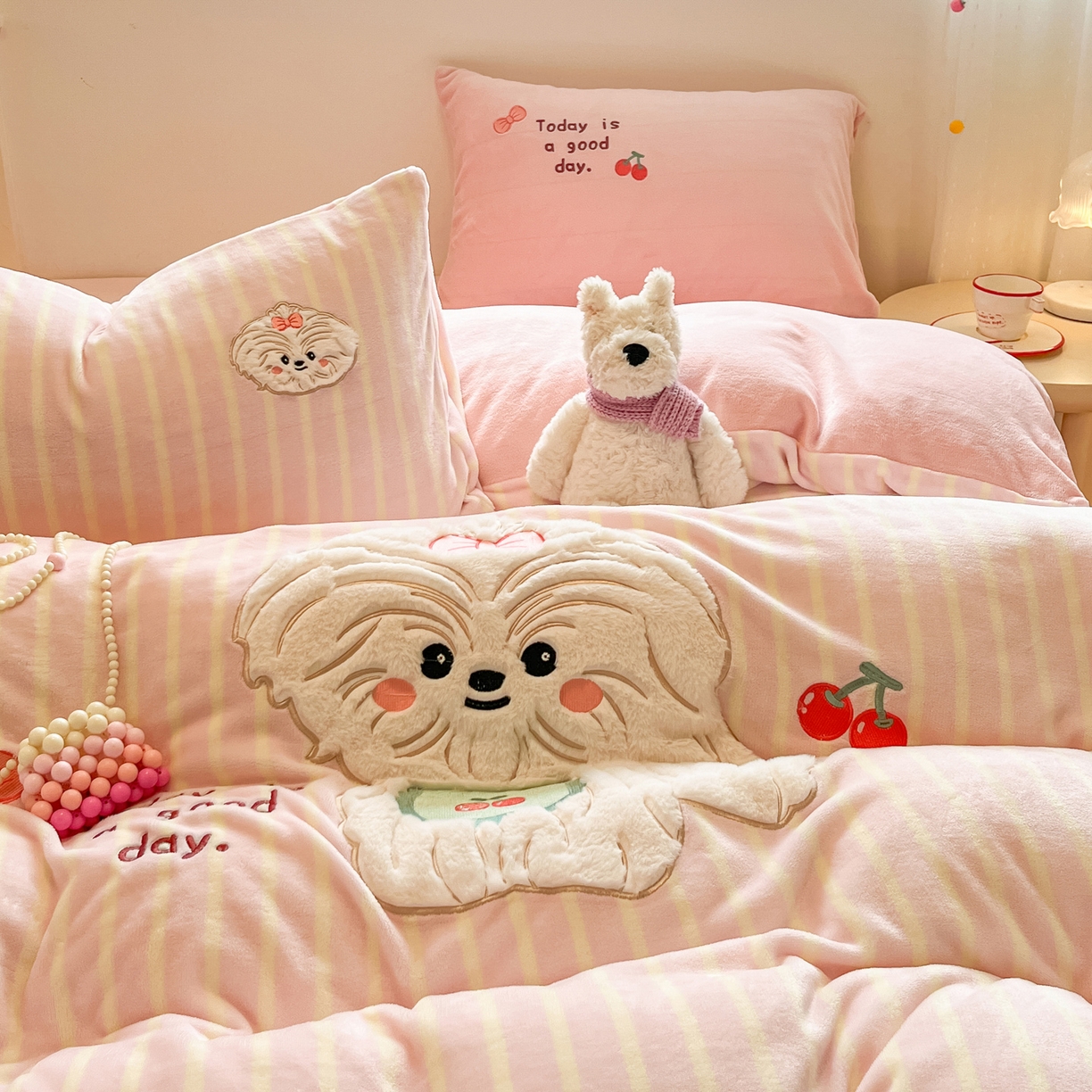 91家纺网 家纺一手货源 找家纺 如一 2025新款高克重卡通贴布绣牛奶绒四件套 狮毛狗