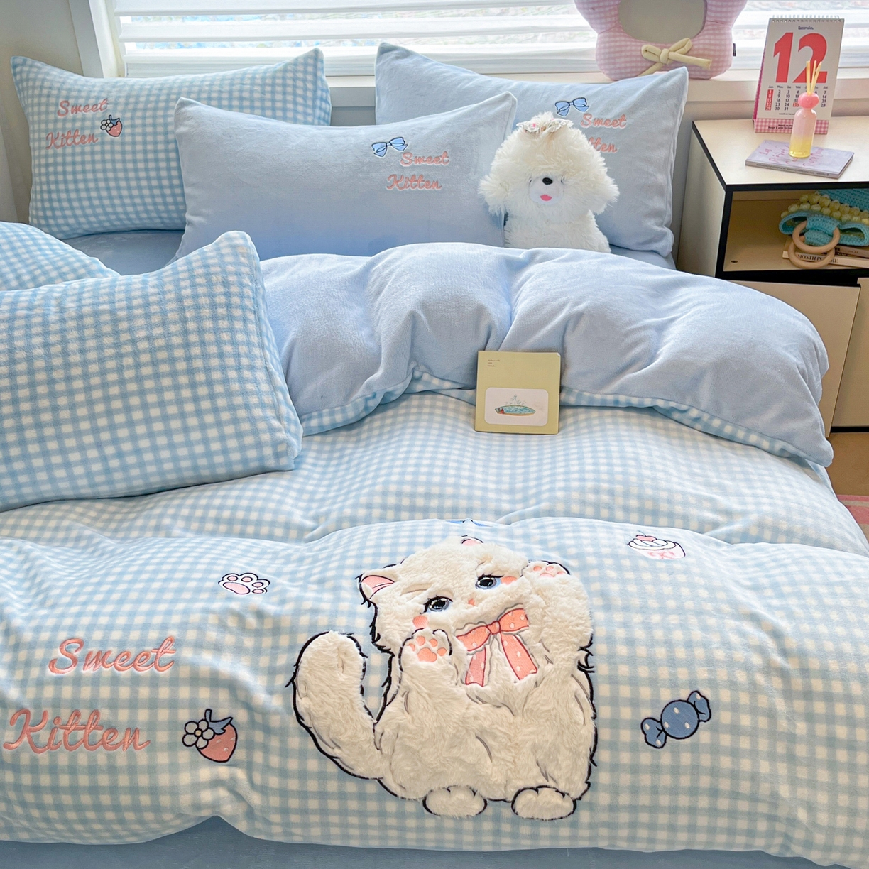 91家纺网 家纺一手货源 找家纺 如一 2025新款高克重卡通贴布绣牛奶绒四件套 蓝格猫