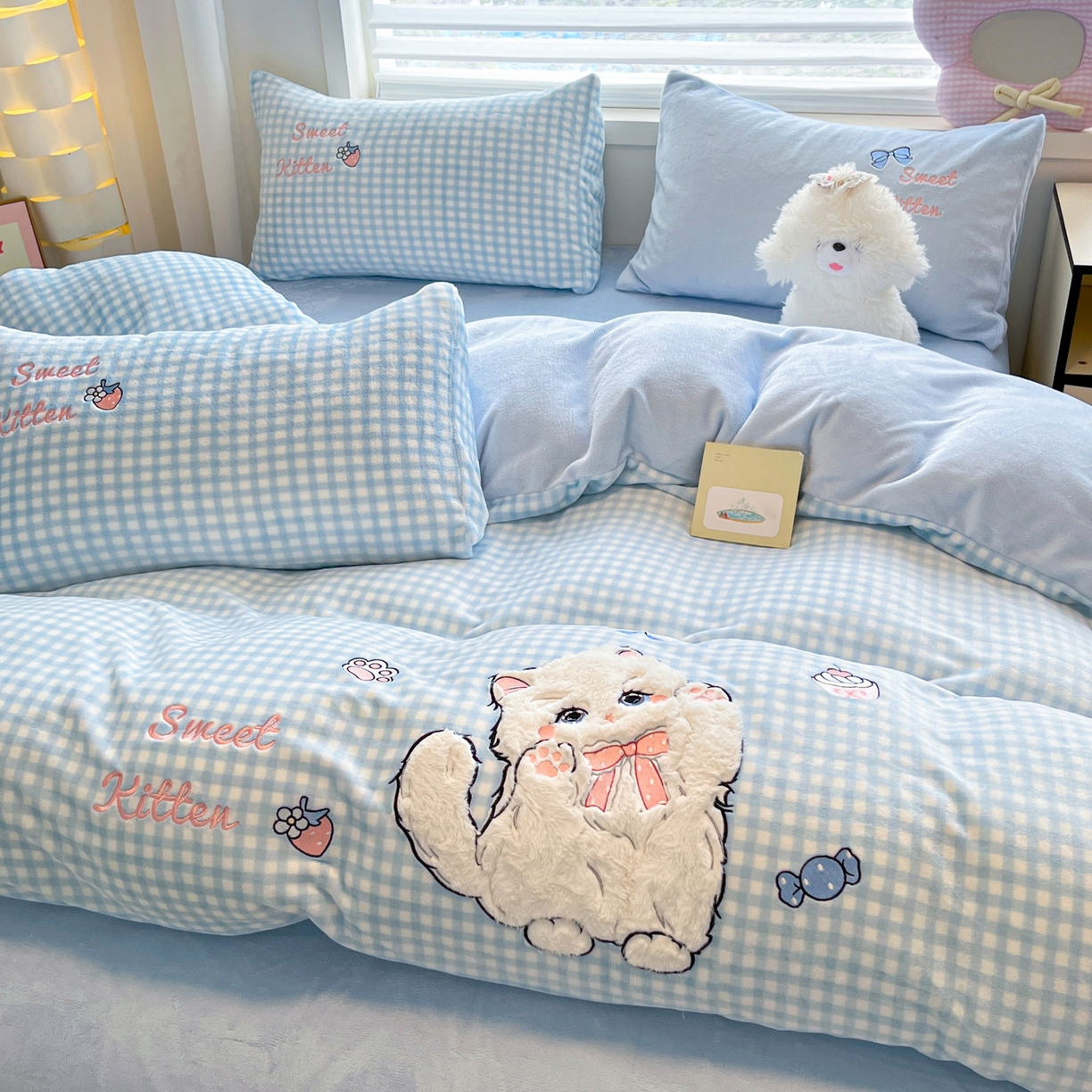 91家纺网 家纺一手货源 找家纺 如一 2025新款高克重卡通贴布绣牛奶绒四件套 蓝格猫