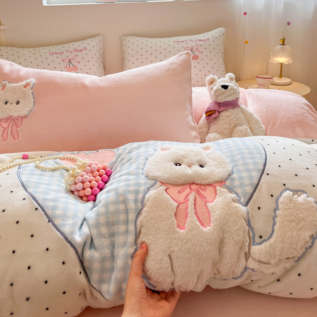 91家纺网 家纺一手货源 找家纺 如一 2025新款高克重卡通贴布绣牛奶绒四件套 爱心猫