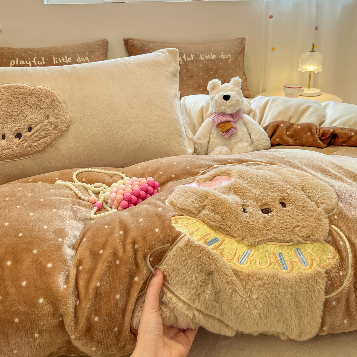 91家纺网 家纺一手货源 找家纺 如一 2025新款高克重卡通贴布绣牛奶绒四件套 线团狗