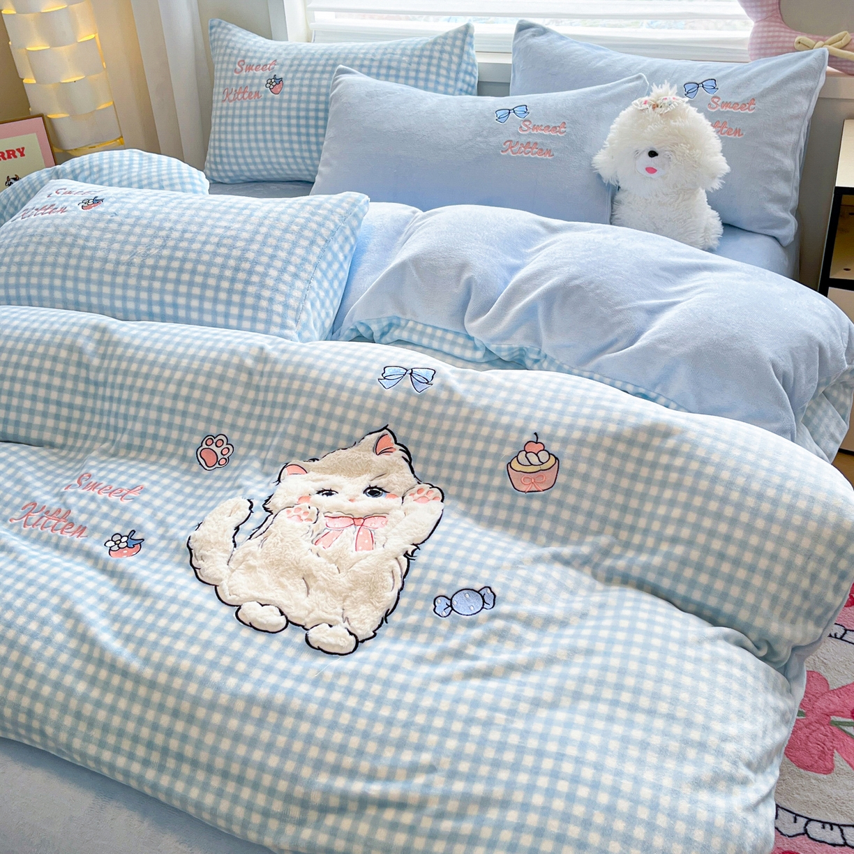 91家纺网 家纺一手货源 找家纺 如一 2025新款高克重卡通贴布绣牛奶绒四件套 蓝格猫