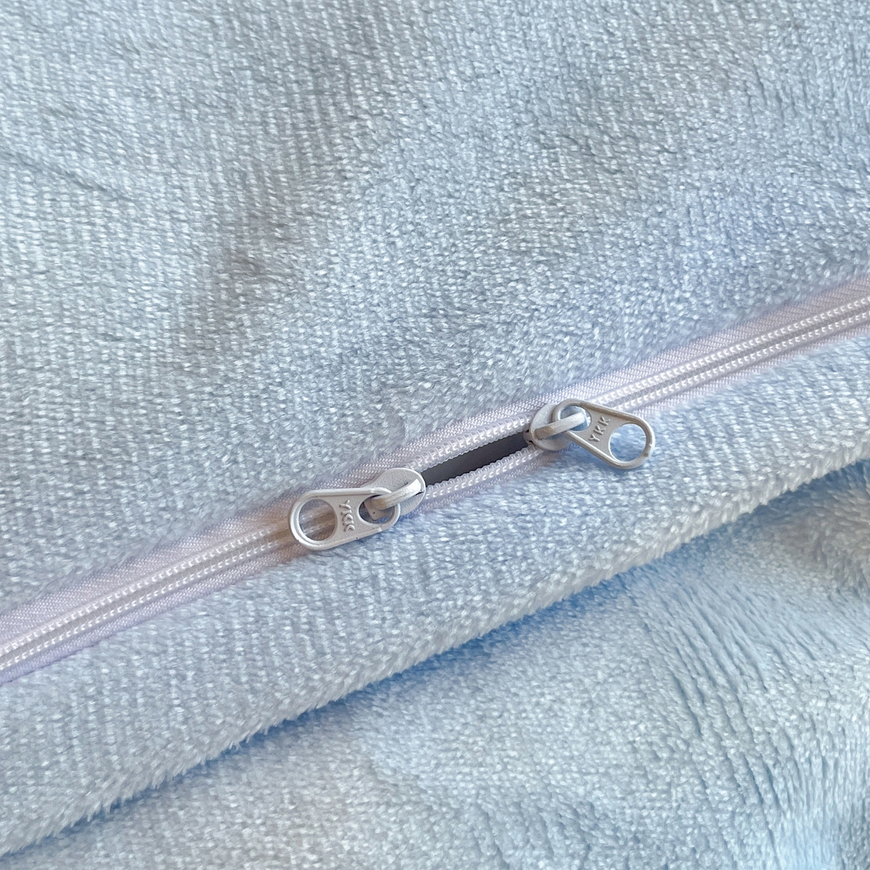 91家纺网 家纺一手货源 找家纺 如一 2025新款高克重卡通贴布绣牛奶绒四件套 蓝格猫