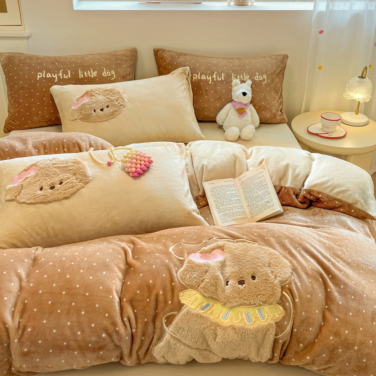 91家纺网 家纺一手货源 找家纺 如一 2025新款高克重卡通贴布绣牛奶绒四件套 线团狗