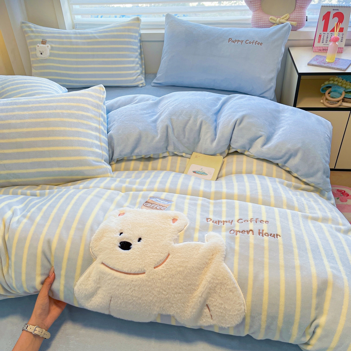 91家纺网 家纺一手货源 找家纺 如一 2025新款高克重卡通贴布绣牛奶绒四件套 咖啡狗