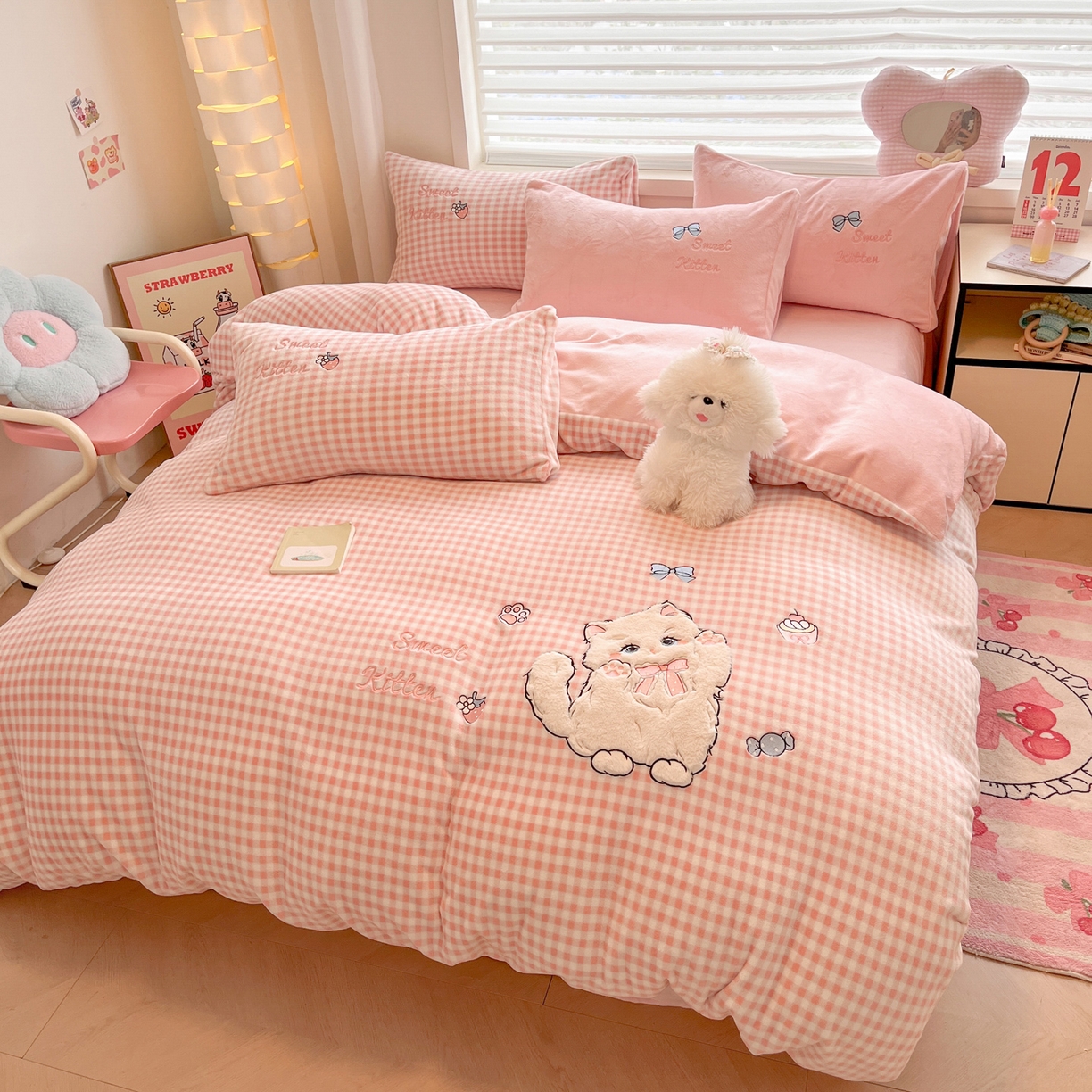 91家纺网 家纺一手货源 找家纺 如一 2025新款高克重卡通贴布绣牛奶绒四件套 粉格猫