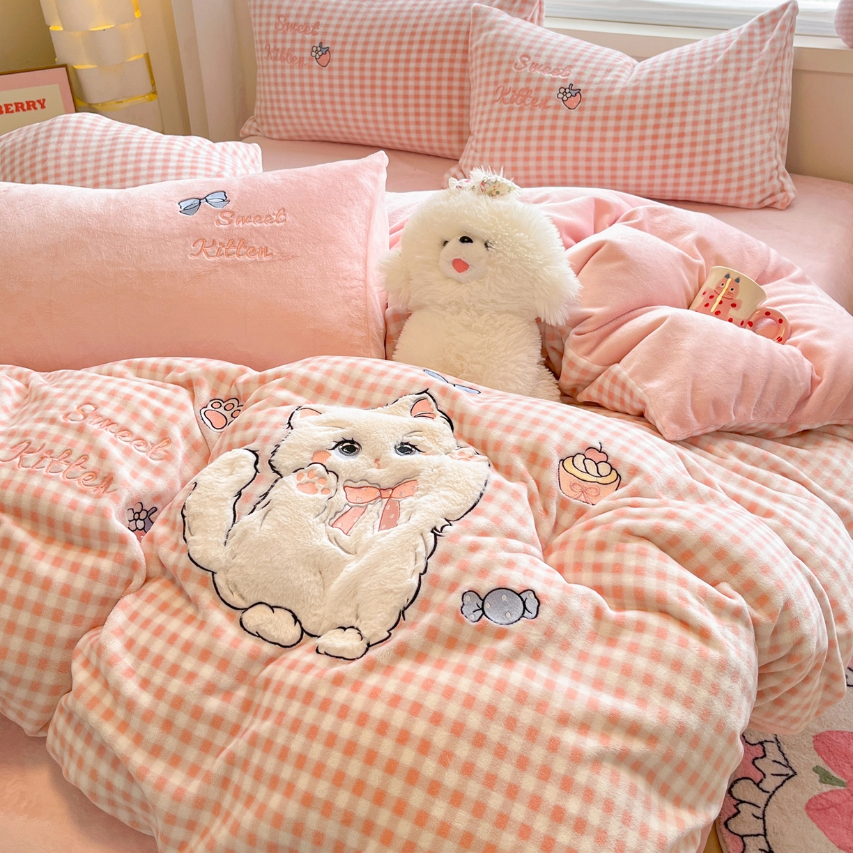 91家纺网 家纺一手货源 找家纺 如一 2025新款高克重卡通贴布绣牛奶绒四件套 粉格猫