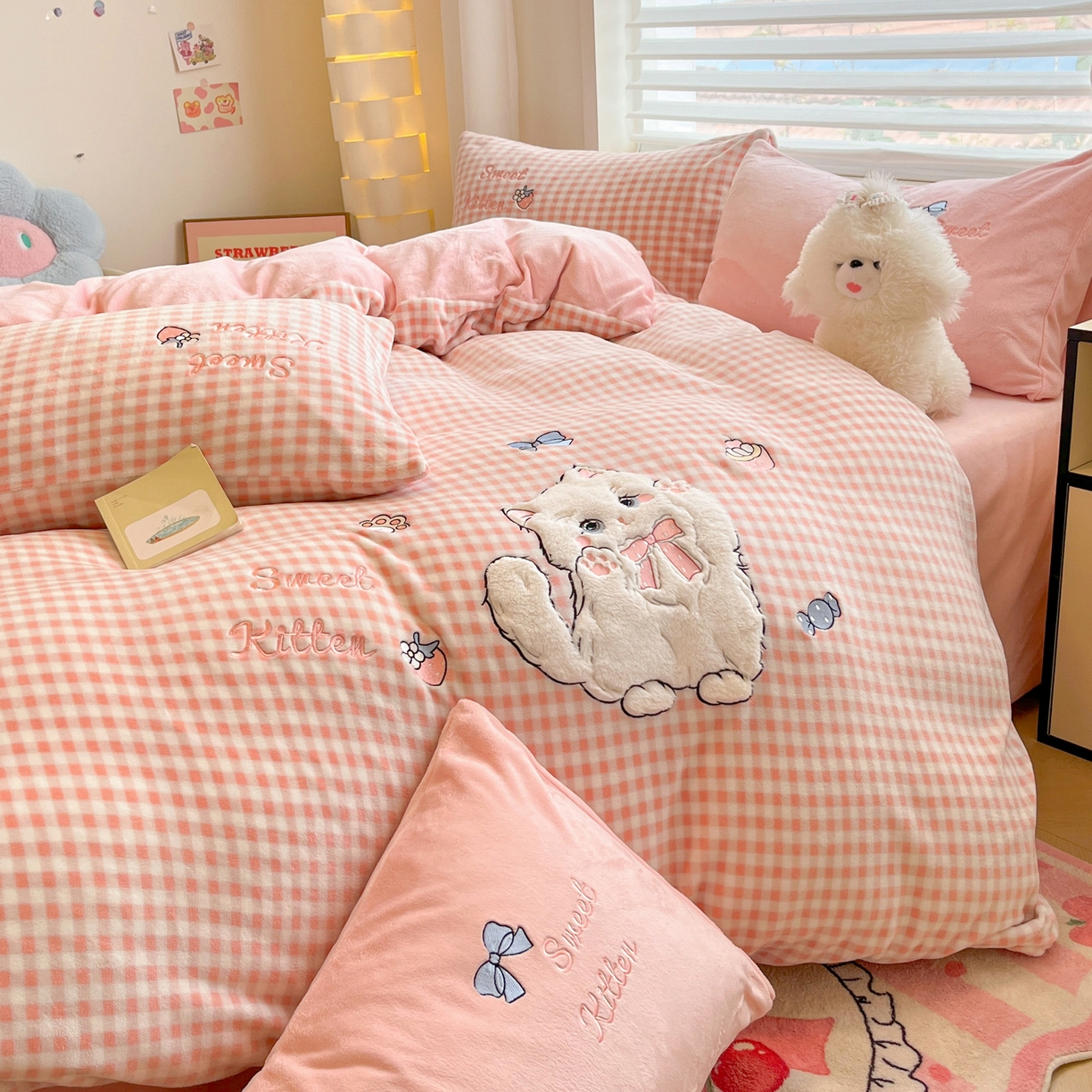 91家纺网 家纺一手货源 找家纺 如一 2025新款高克重卡通贴布绣牛奶绒四件套 粉格猫