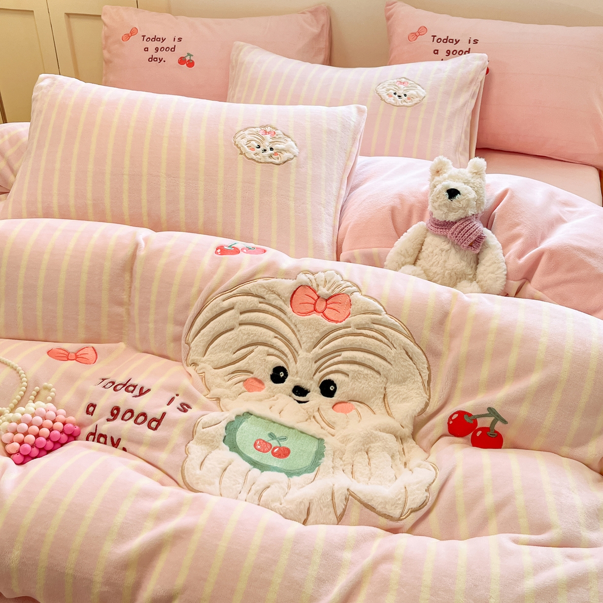 91家纺网 家纺一手货源 找家纺 如一 2025新款高克重卡通贴布绣牛奶绒四件套 狮毛狗