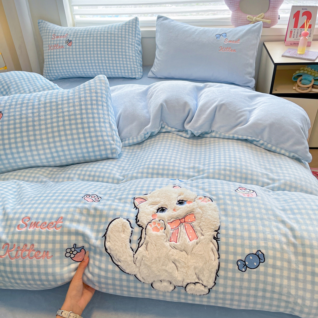 91家纺网 家纺一手货源 找家纺 如一 2025新款高克重卡通贴布绣牛奶绒四件套 蓝格猫