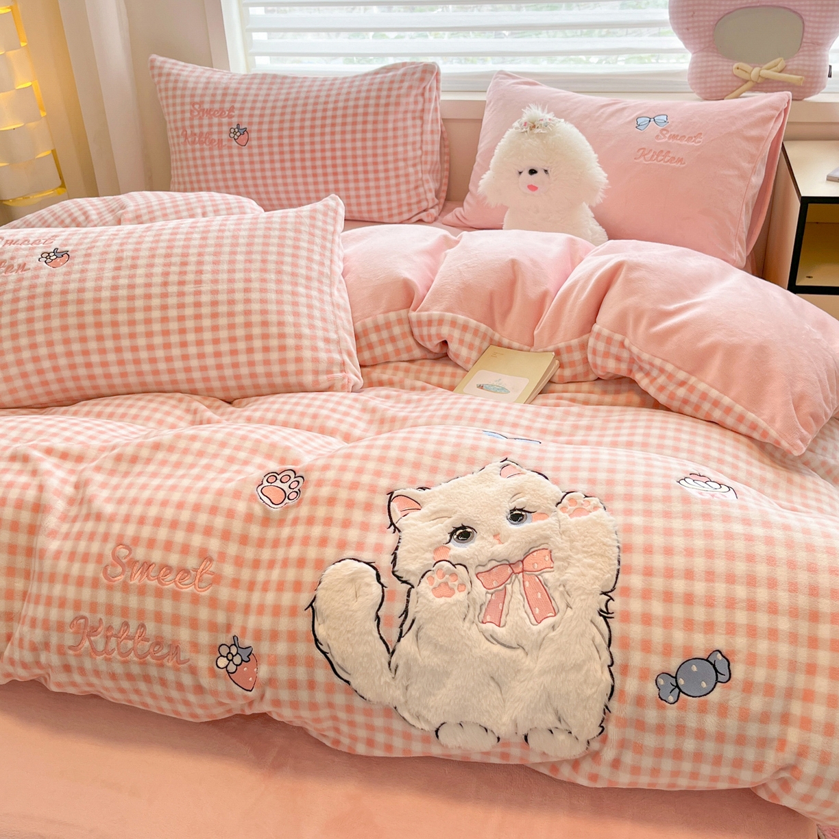 91家纺网 家纺一手货源 找家纺 如一 2025新款高克重卡通贴布绣牛奶绒四件套 粉格猫