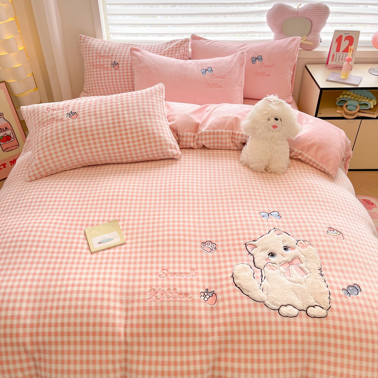 91家纺网 家纺一手货源 找家纺 如一 2025新款高克重卡通贴布绣牛奶绒四件套 粉格猫