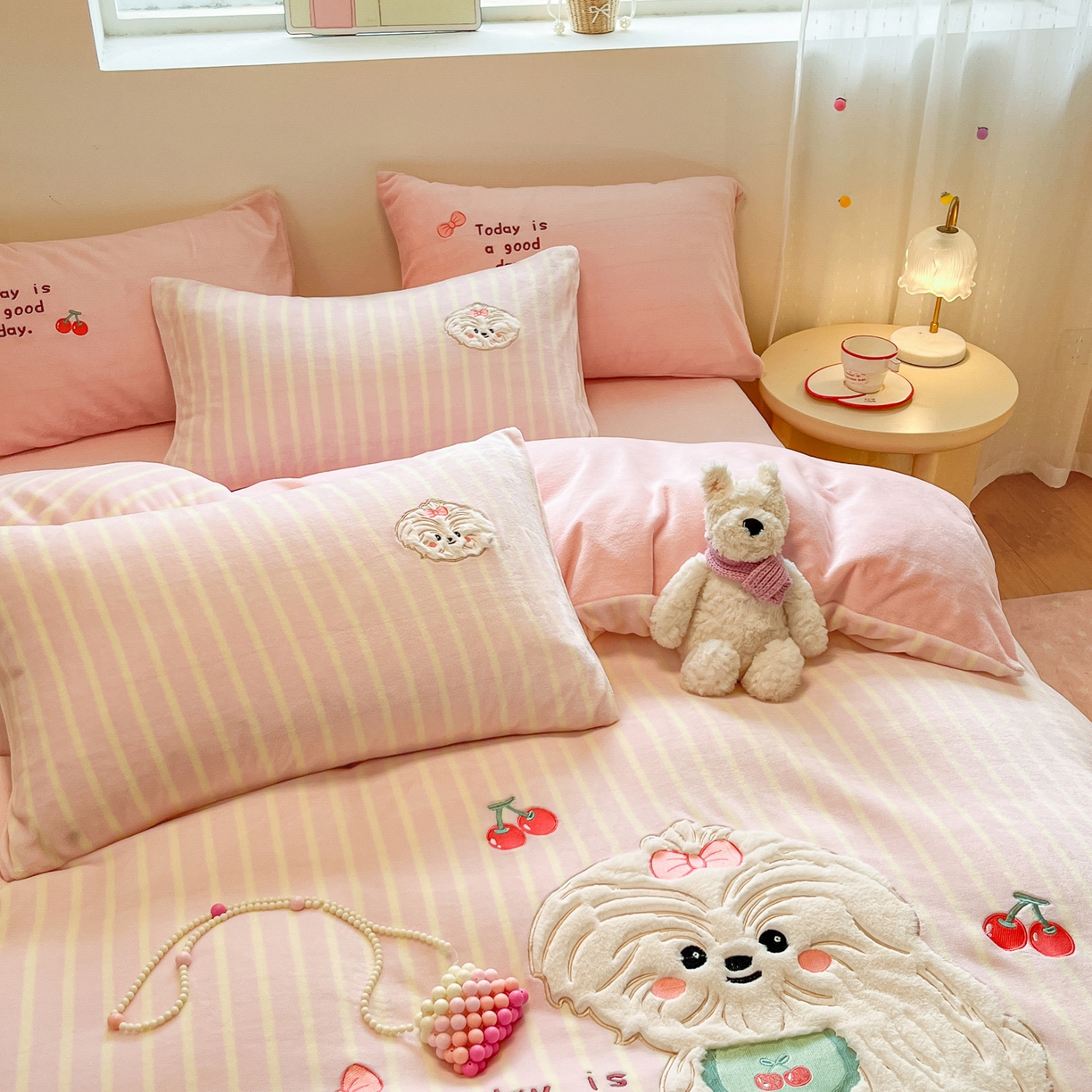 91家纺网 家纺一手货源 找家纺 如一 2025新款高克重卡通贴布绣牛奶绒四件套 狮毛狗