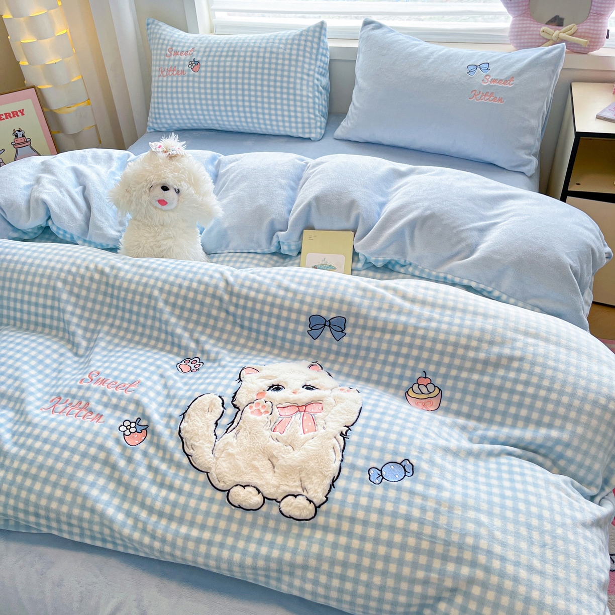 91家纺网 家纺一手货源 找家纺 如一 2025新款高克重卡通贴布绣牛奶绒四件套 蓝格猫