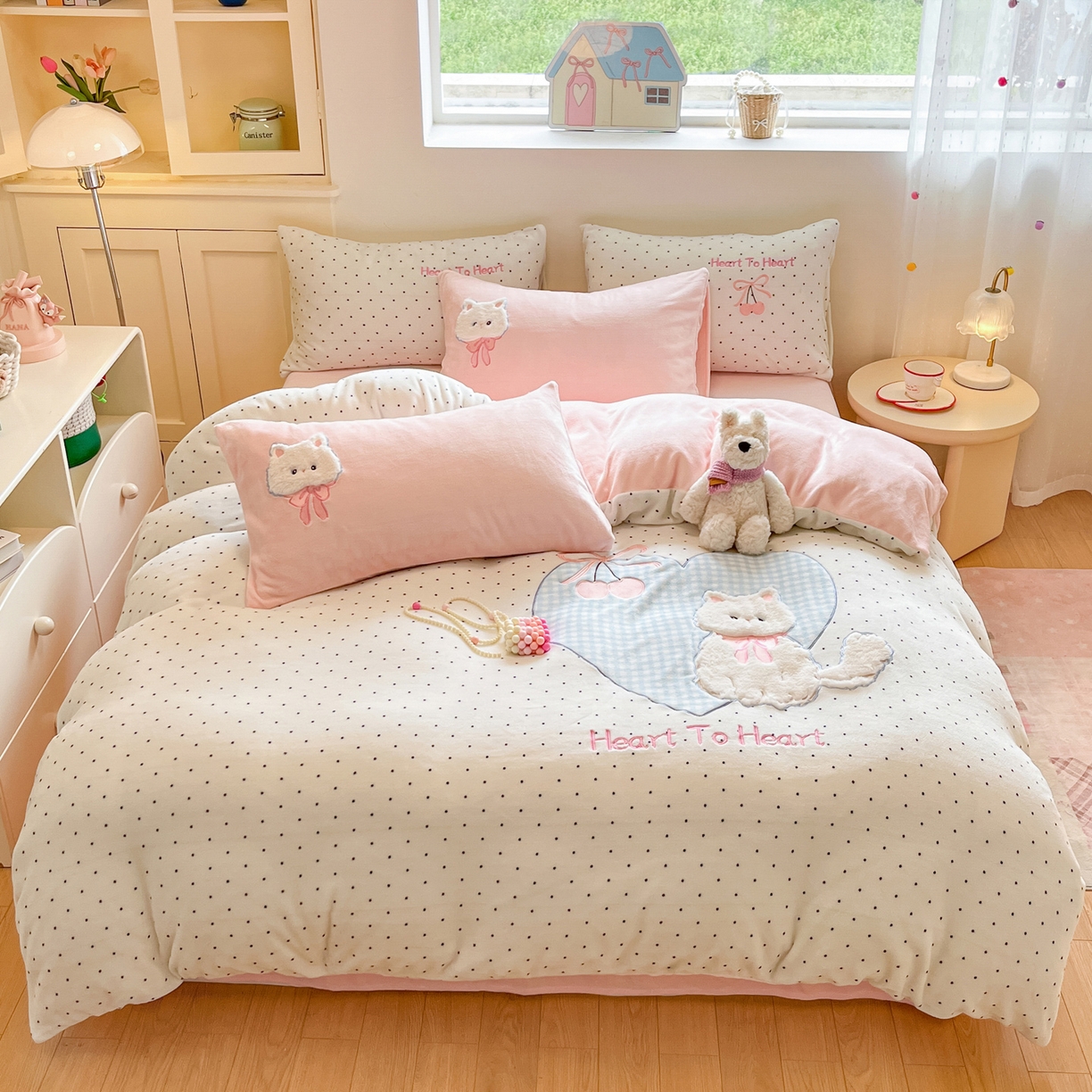 91家纺网 家纺一手货源 找家纺 如一 2025新款高克重卡通贴布绣牛奶绒四件套 爱心猫