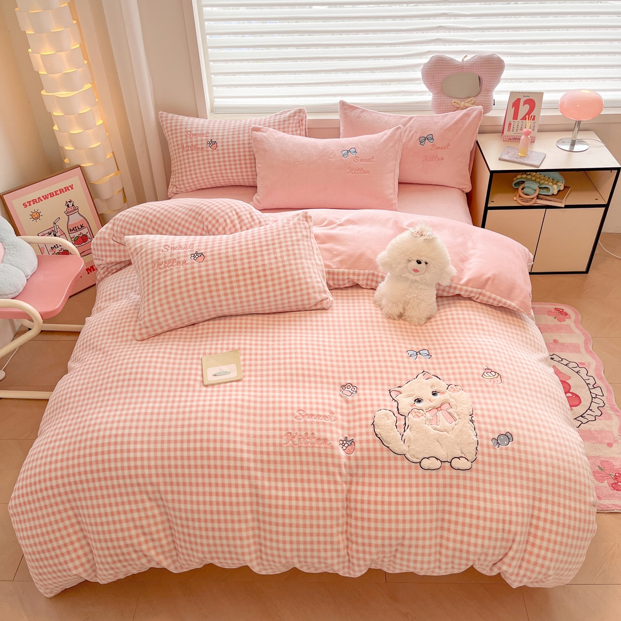 91家纺网 家纺一手货源 找家纺 如一 2025新款高克重卡通贴布绣牛奶绒四件套 粉格猫