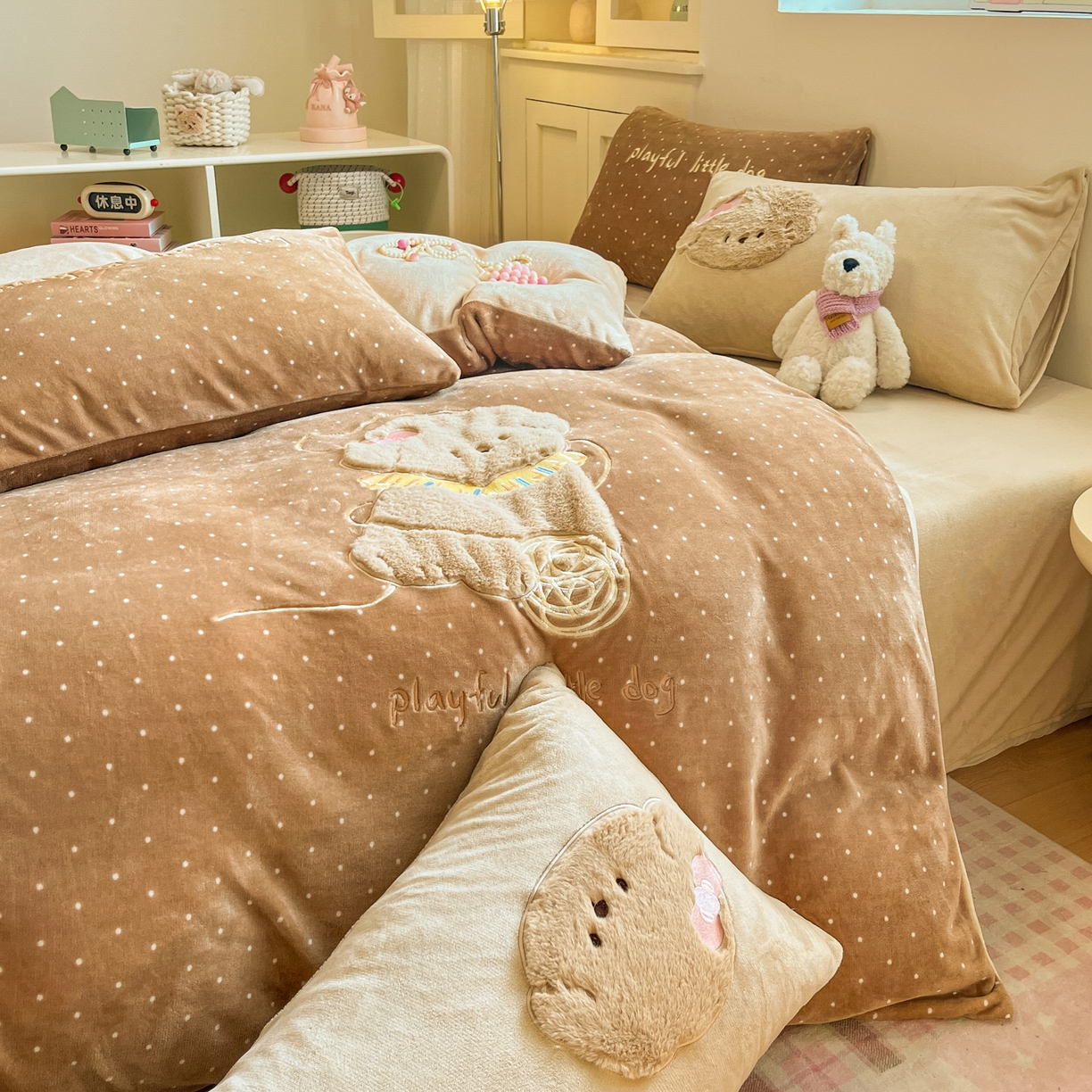 91家纺网 家纺一手货源 找家纺 如一 2025新款高克重卡通贴布绣牛奶绒四件套 线团狗