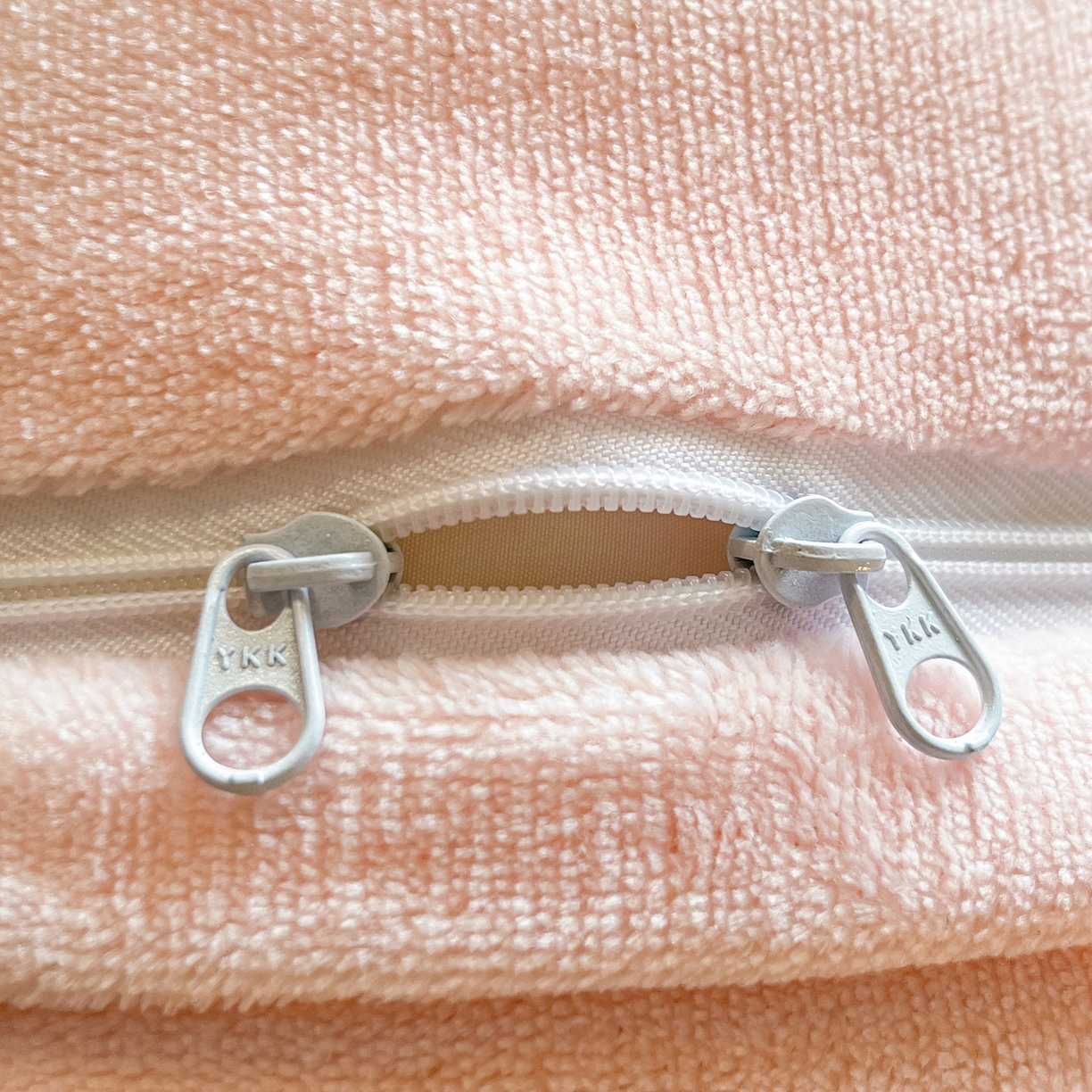 91家纺网 家纺一手货源 找家纺 如一 2025新款高克重卡通贴布绣牛奶绒四件套 爱心猫