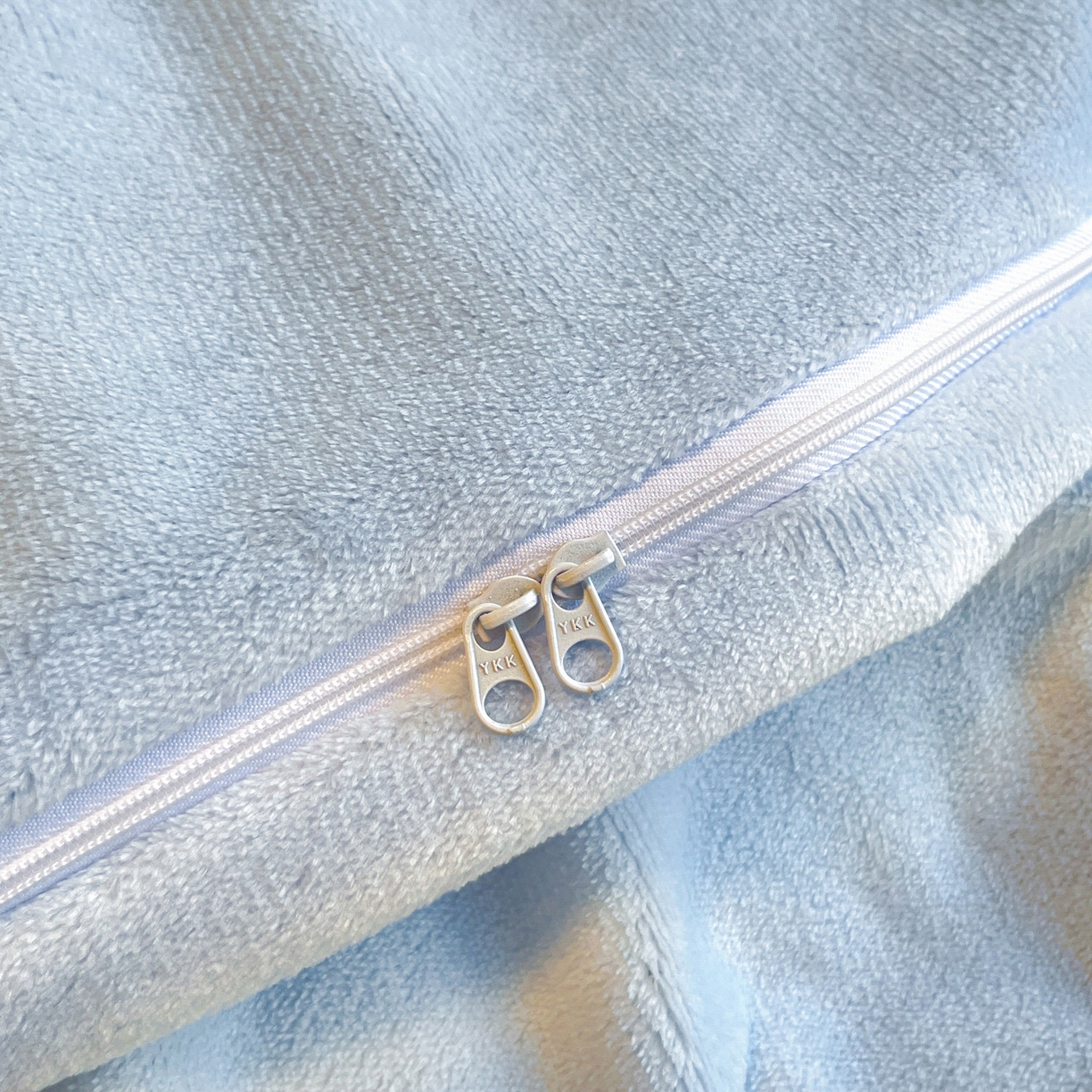 91家纺网 家纺一手货源 找家纺 如一 2025新款高克重卡通贴布绣牛奶绒四件套 咖啡狗