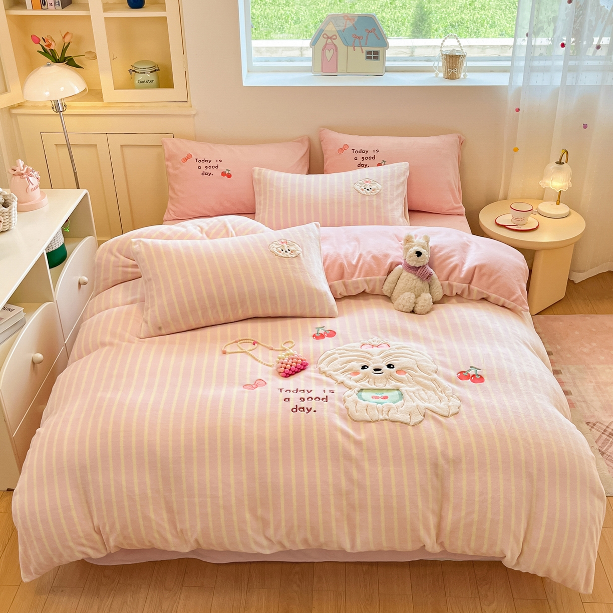 91家纺网 家纺一手货源 找家纺 如一 2025新款高克重卡通贴布绣牛奶绒四件套 狮毛狗