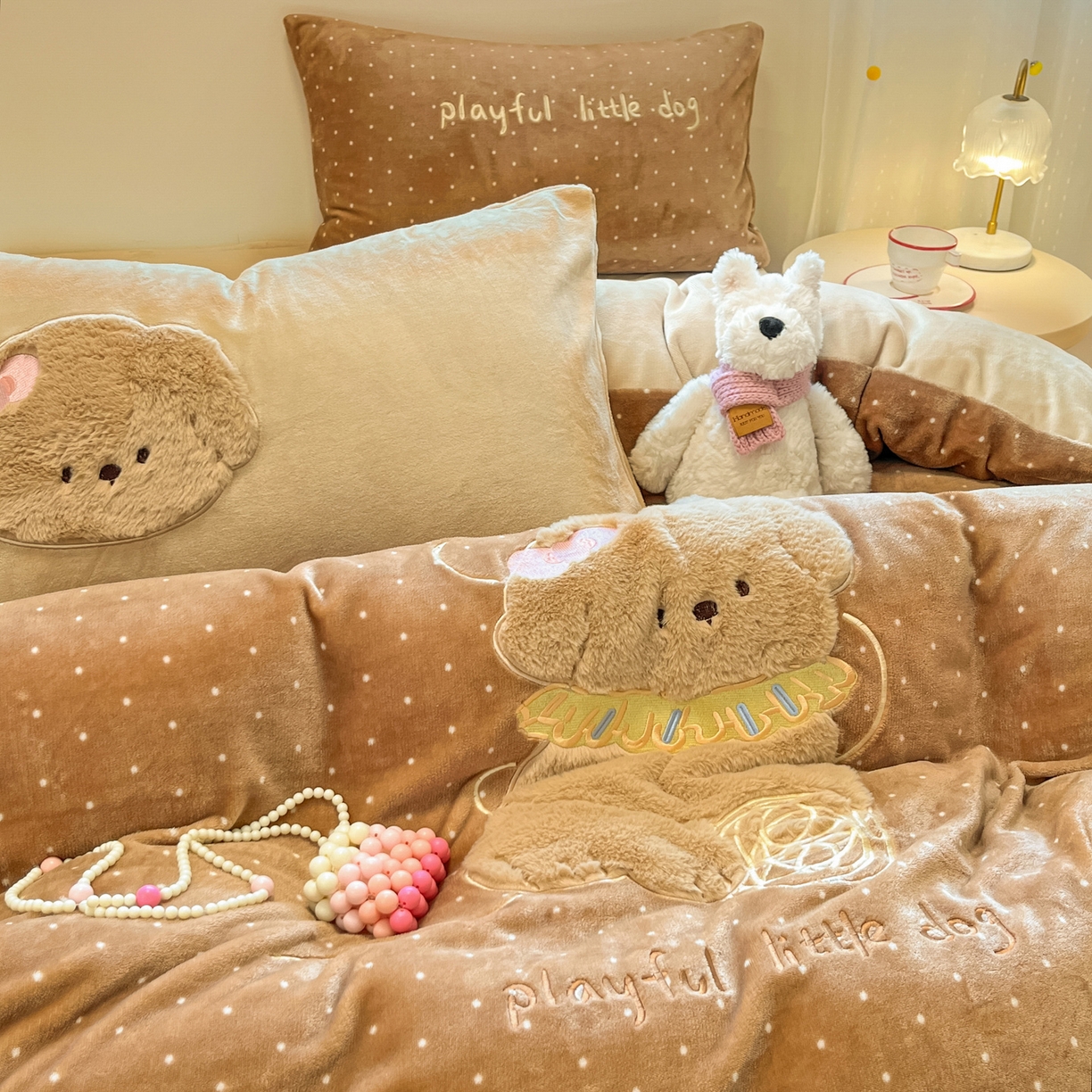 91家纺网 家纺一手货源 找家纺 如一 2025新款高克重卡通贴布绣牛奶绒四件套 线团狗