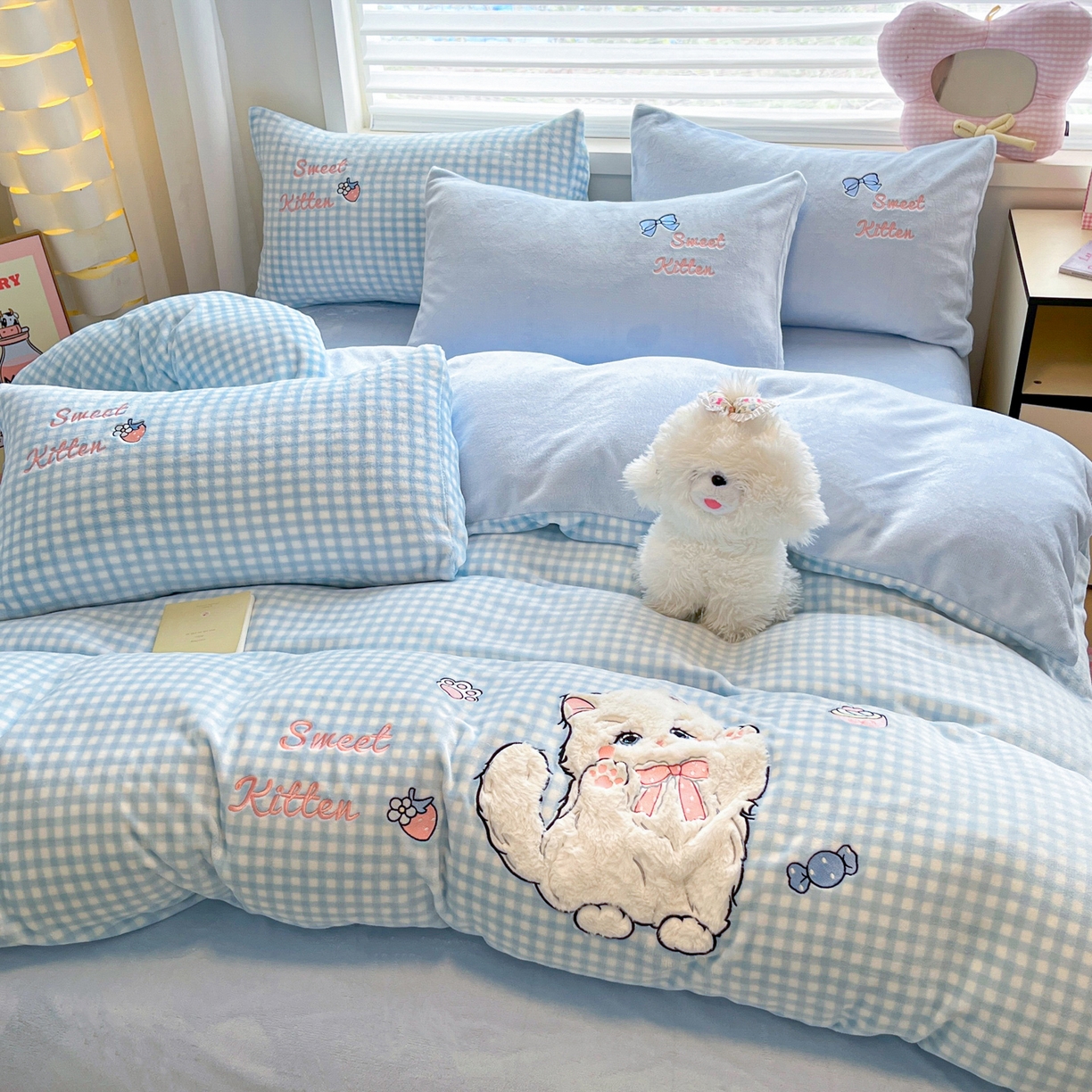 91家纺网 家纺一手货源 找家纺 如一 2025新款高克重卡通贴布绣牛奶绒四件套 蓝格猫