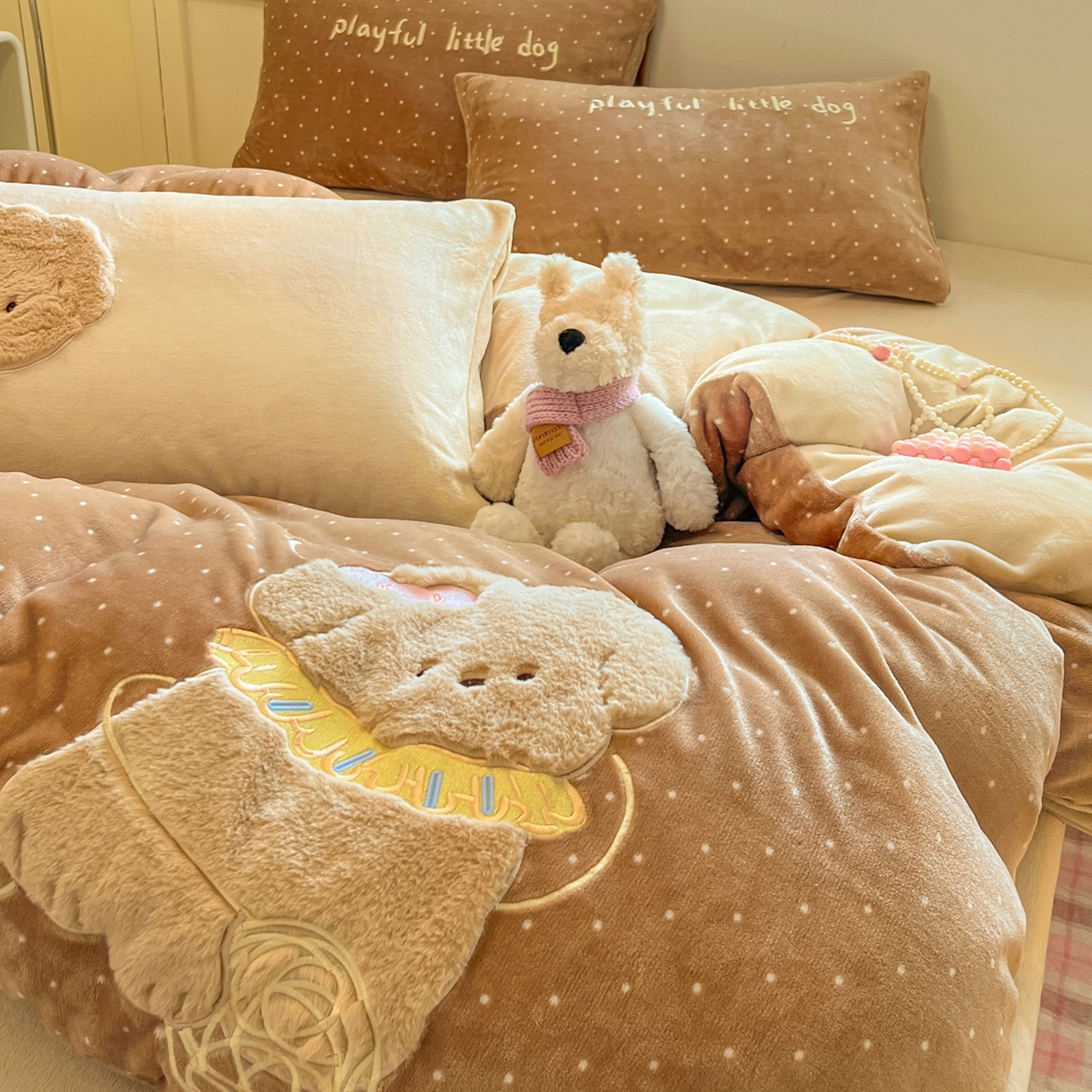 91家纺网 家纺一手货源 找家纺 如一 2025新款高克重卡通贴布绣牛奶绒四件套 线团狗