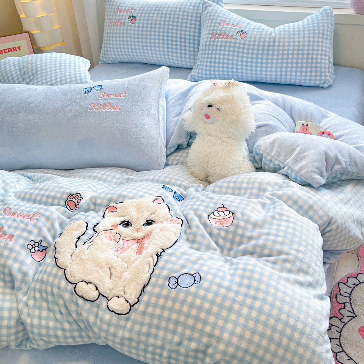 91家纺网 家纺一手货源 找家纺 如一 2025新款高克重卡通贴布绣牛奶绒四件套 蓝格猫