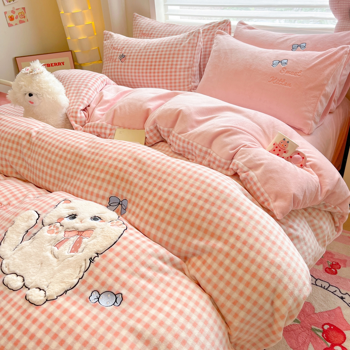 91家纺网 家纺一手货源 找家纺 如一 2025新款高克重卡通贴布绣牛奶绒四件套 粉格猫