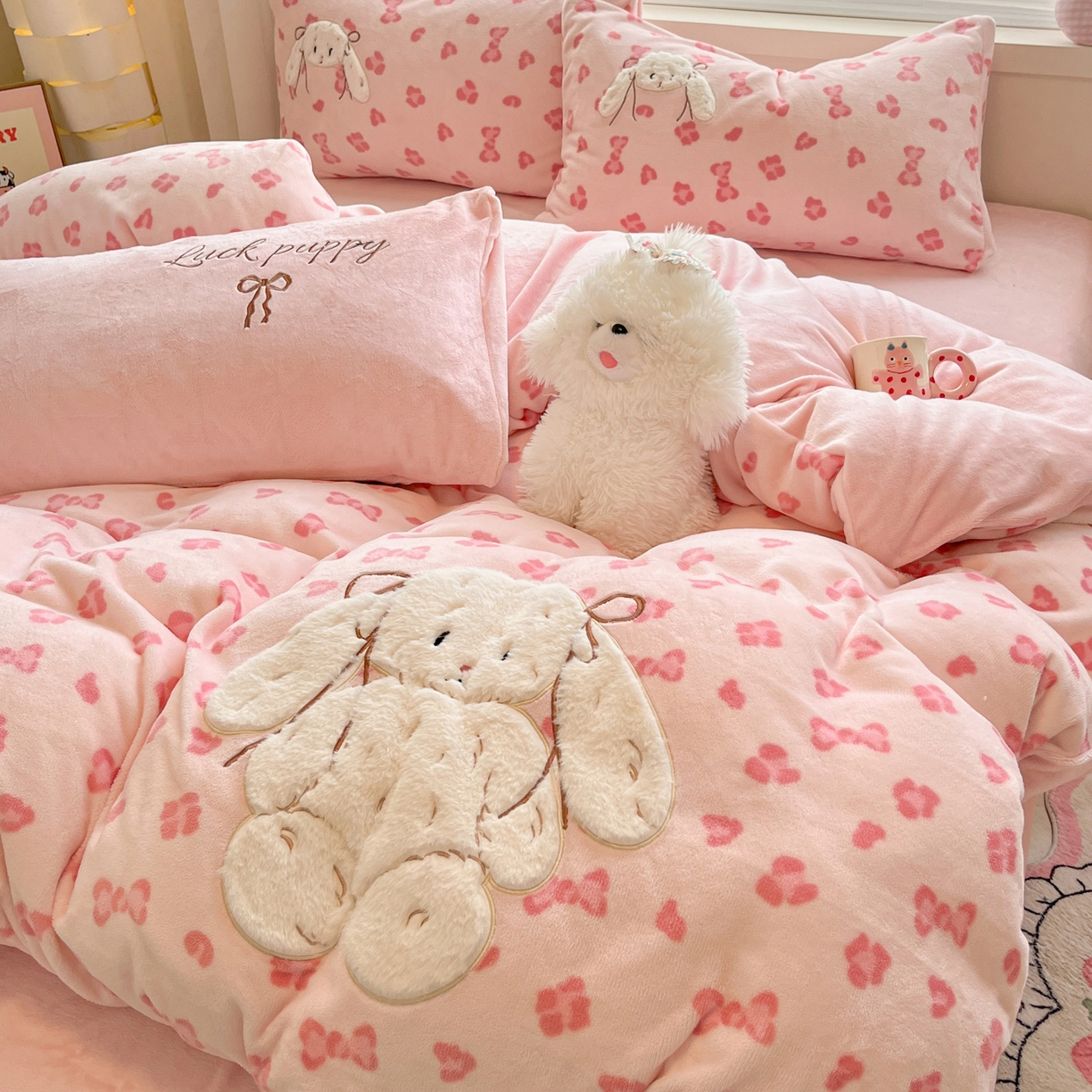 91家纺网 家纺一手货源 找家纺 如一 2025新款高克重卡通贴布绣牛奶绒四件套 豹纹兔