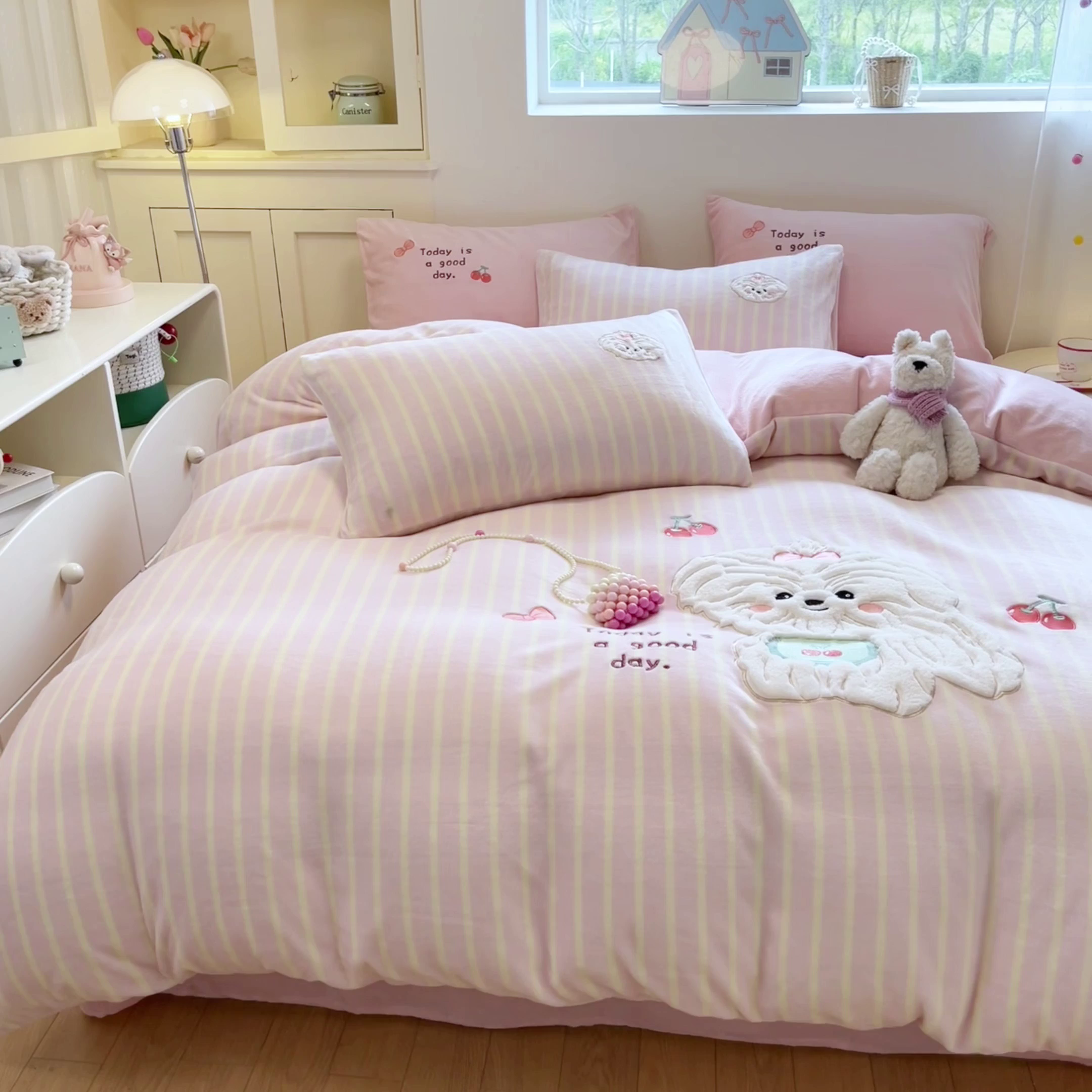 91家纺网 家纺一手货源 找家纺 如一 2025新款高克重卡通贴布绣牛奶绒四件套 狮毛狗