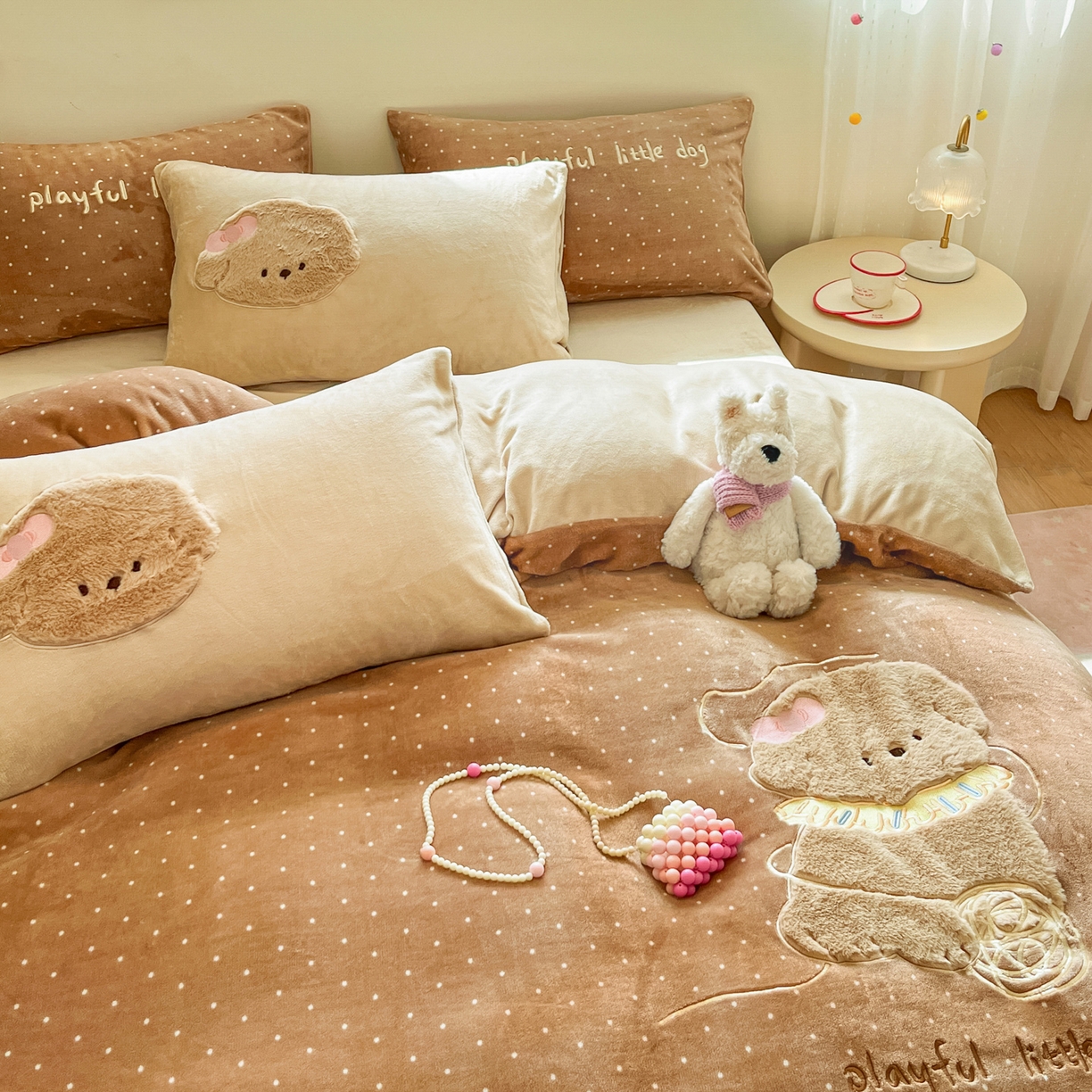 91家纺网 家纺一手货源 找家纺 如一 2025新款高克重卡通贴布绣牛奶绒四件套 线团狗