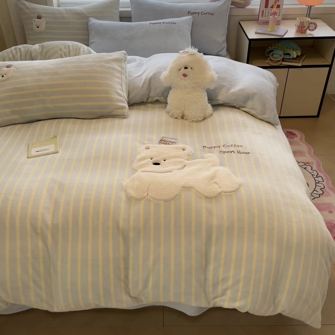 91家纺网 家纺一手货源 找家纺 如一 2025新款高克重卡通贴布绣牛奶绒四件套 咖啡狗