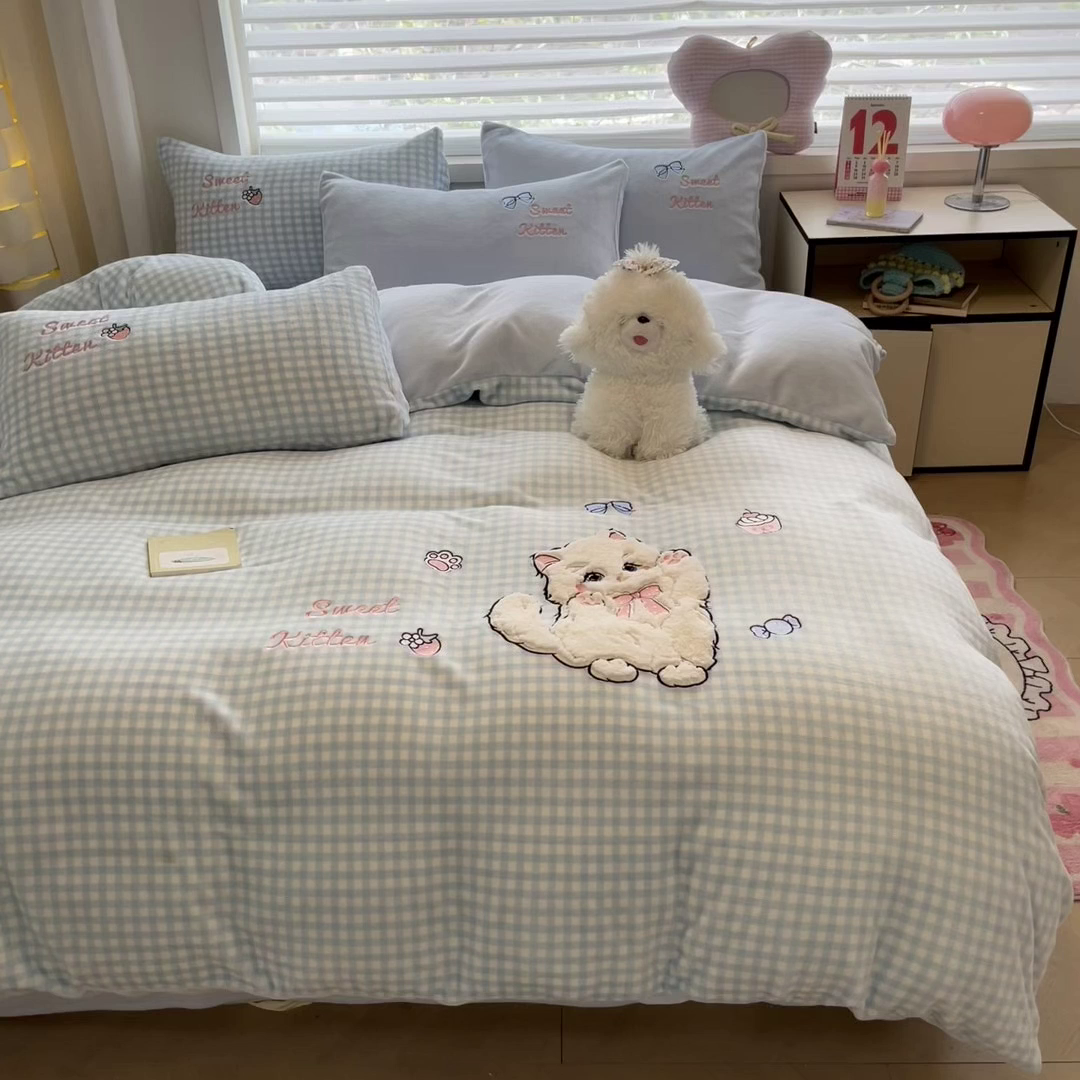 91家纺网 家纺一手货源 找家纺 如一 2025新款高克重卡通贴布绣牛奶绒四件套 蓝格猫