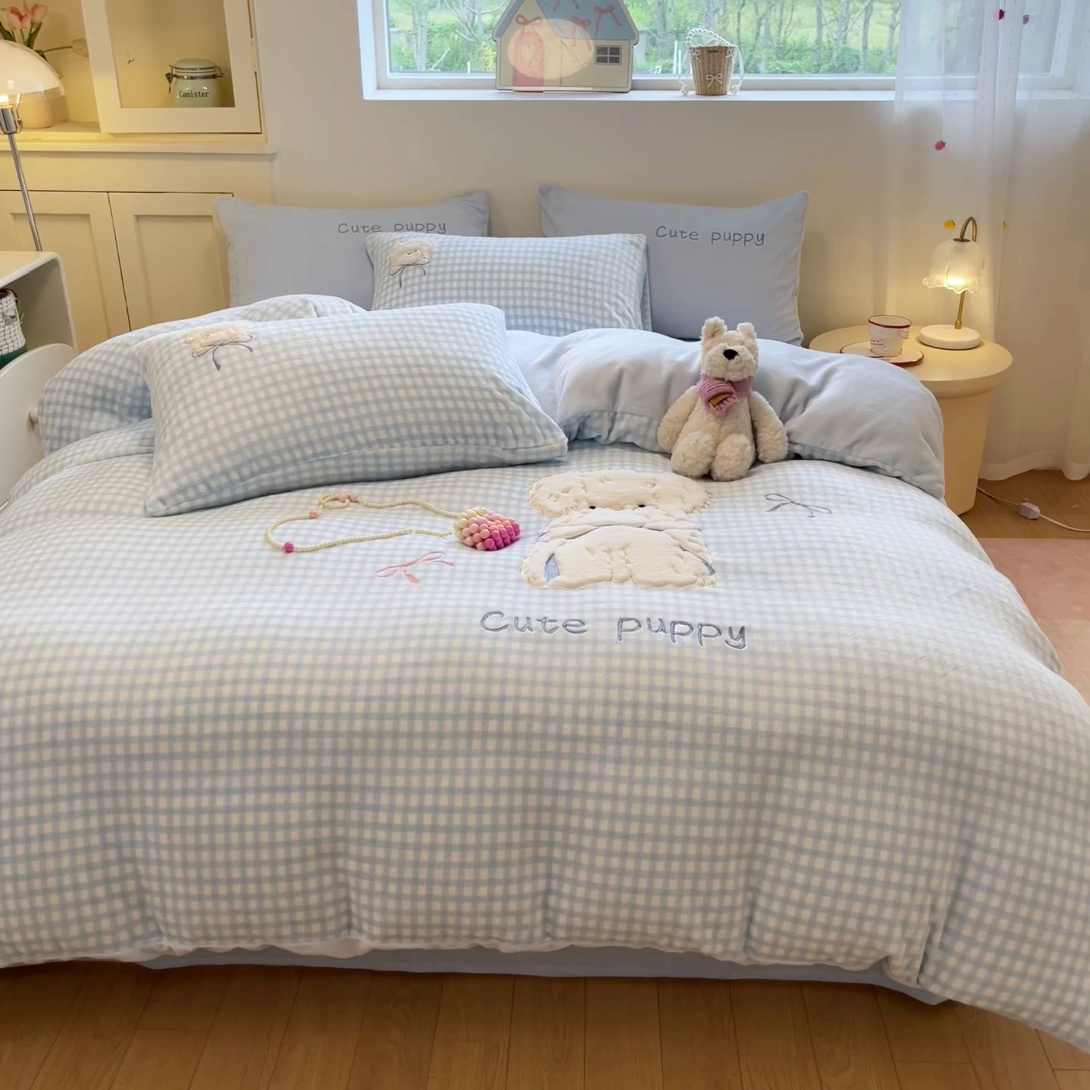 91家纺网 家纺一手货源 找家纺 如一 2025新款高克重卡通贴布绣牛奶绒四件套 雪纳瑞