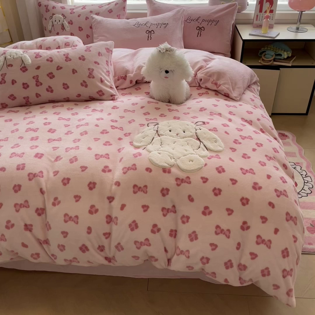 91家纺网 家纺一手货源 找家纺 如一 2025新款高克重卡通贴布绣牛奶绒四件套 豹纹兔