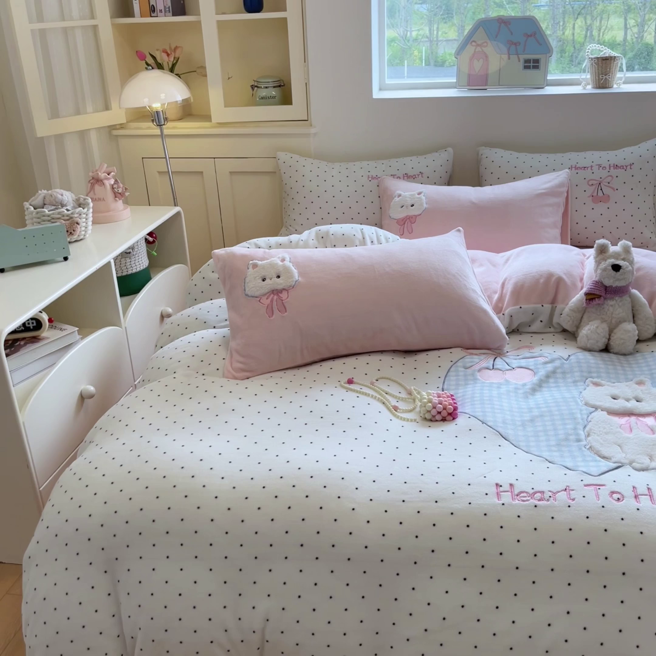 91家纺网 家纺一手货源 找家纺 如一 2025新款高克重卡通贴布绣牛奶绒四件套 爱心猫