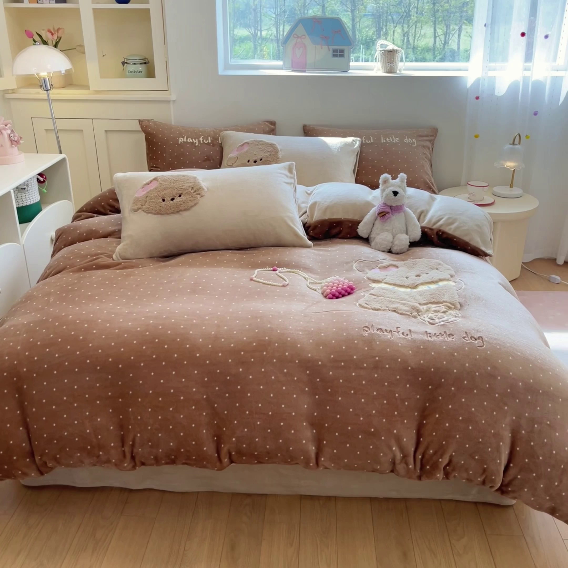 91家纺网 家纺一手货源 找家纺 如一 2025新款高克重卡通贴布绣牛奶绒四件套 线团狗