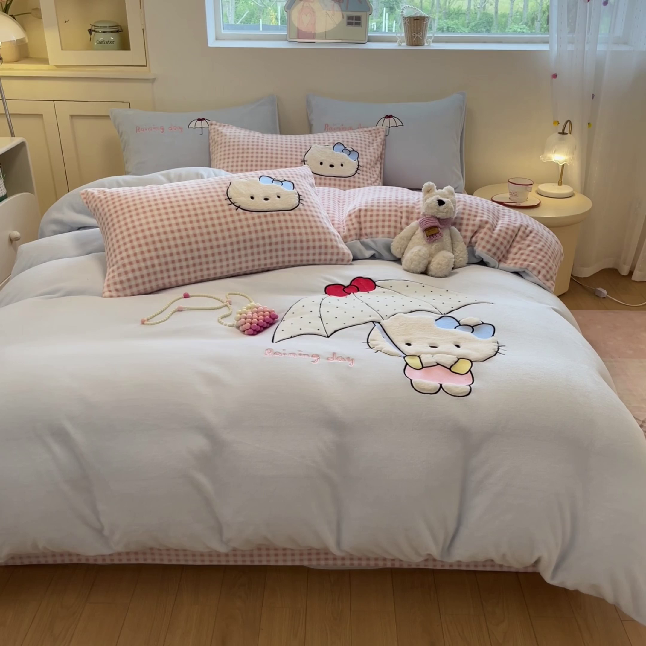 91家纺网 家纺一手货源 找家纺 如一 2025新款高克重卡通贴布绣牛奶绒四件套 雨伞猫